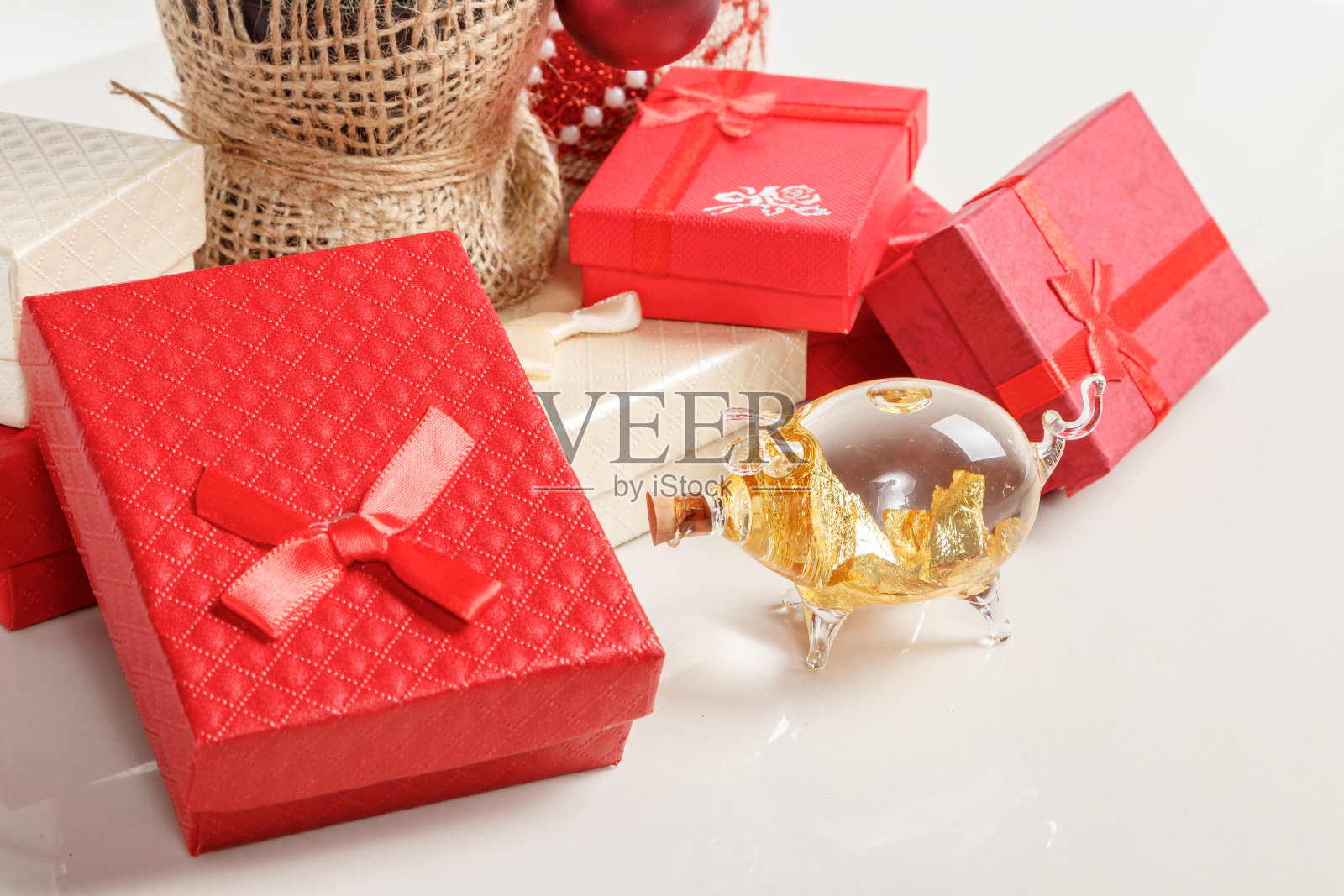 圣诞树礼物盒与玩具在白色的背景照片摄影图片