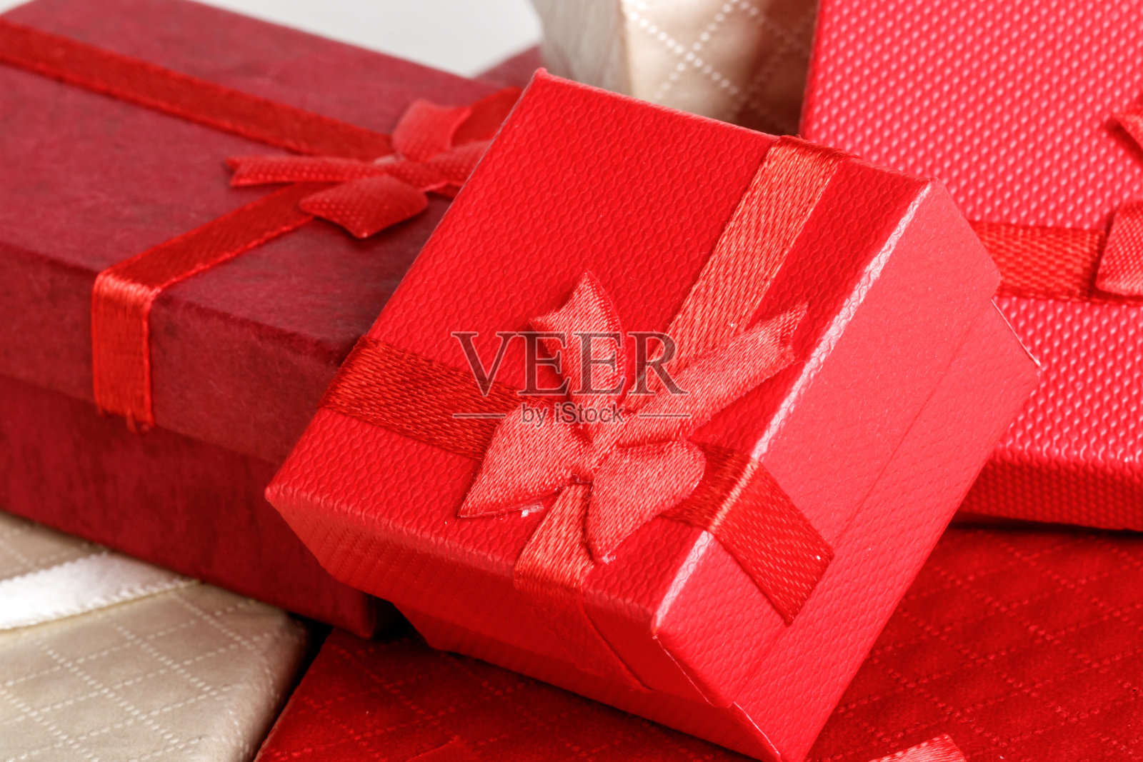 白色背景的礼品盒照片摄影图片