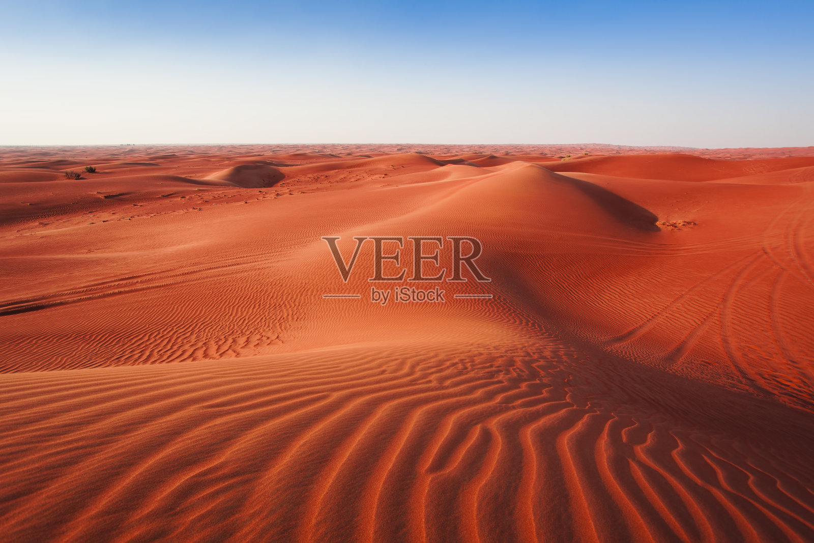 沙漠沙丘与晴朗的蓝天照片摄影图片