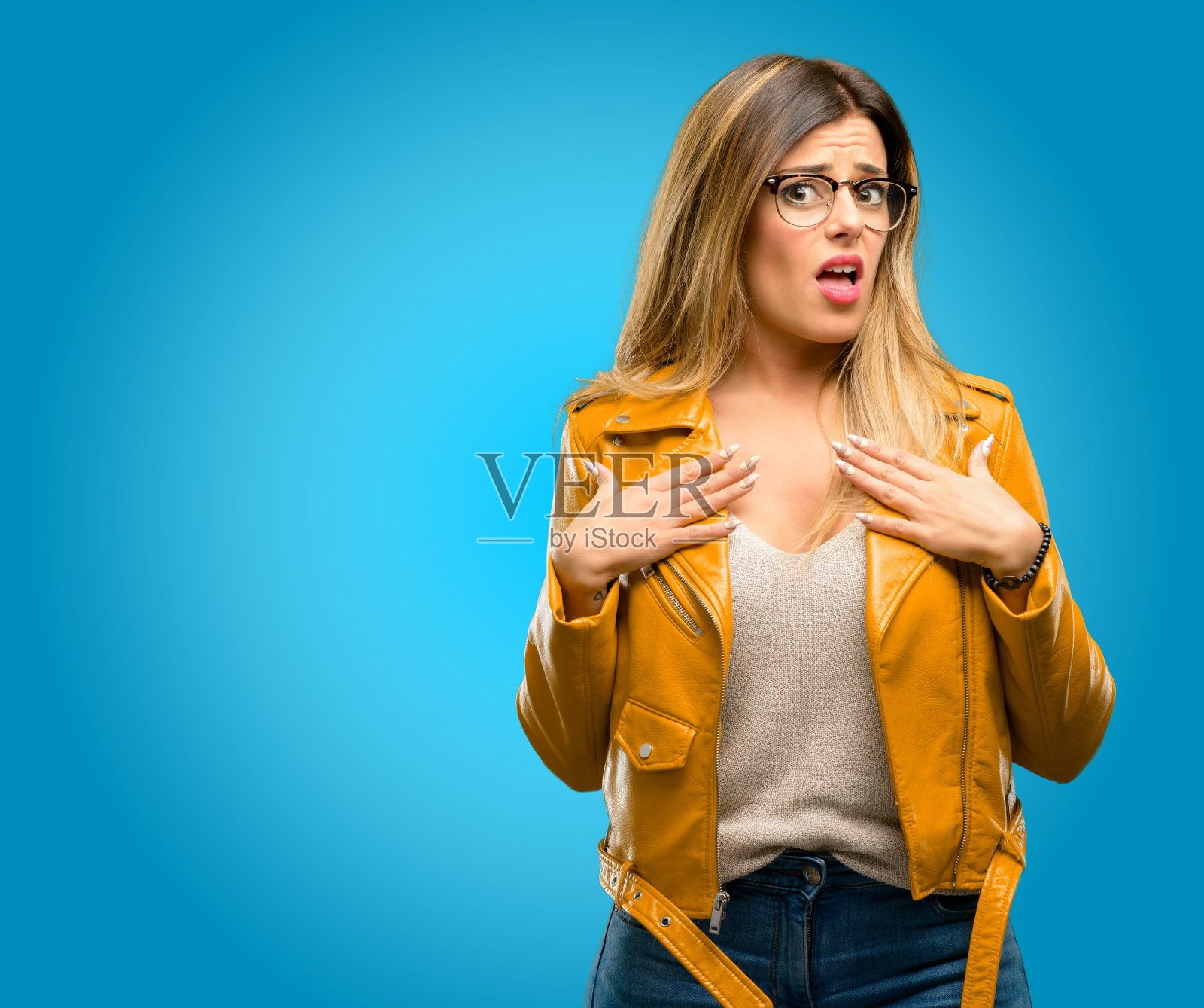 高兴和惊讶，欢呼表达哇手势照片摄影图片