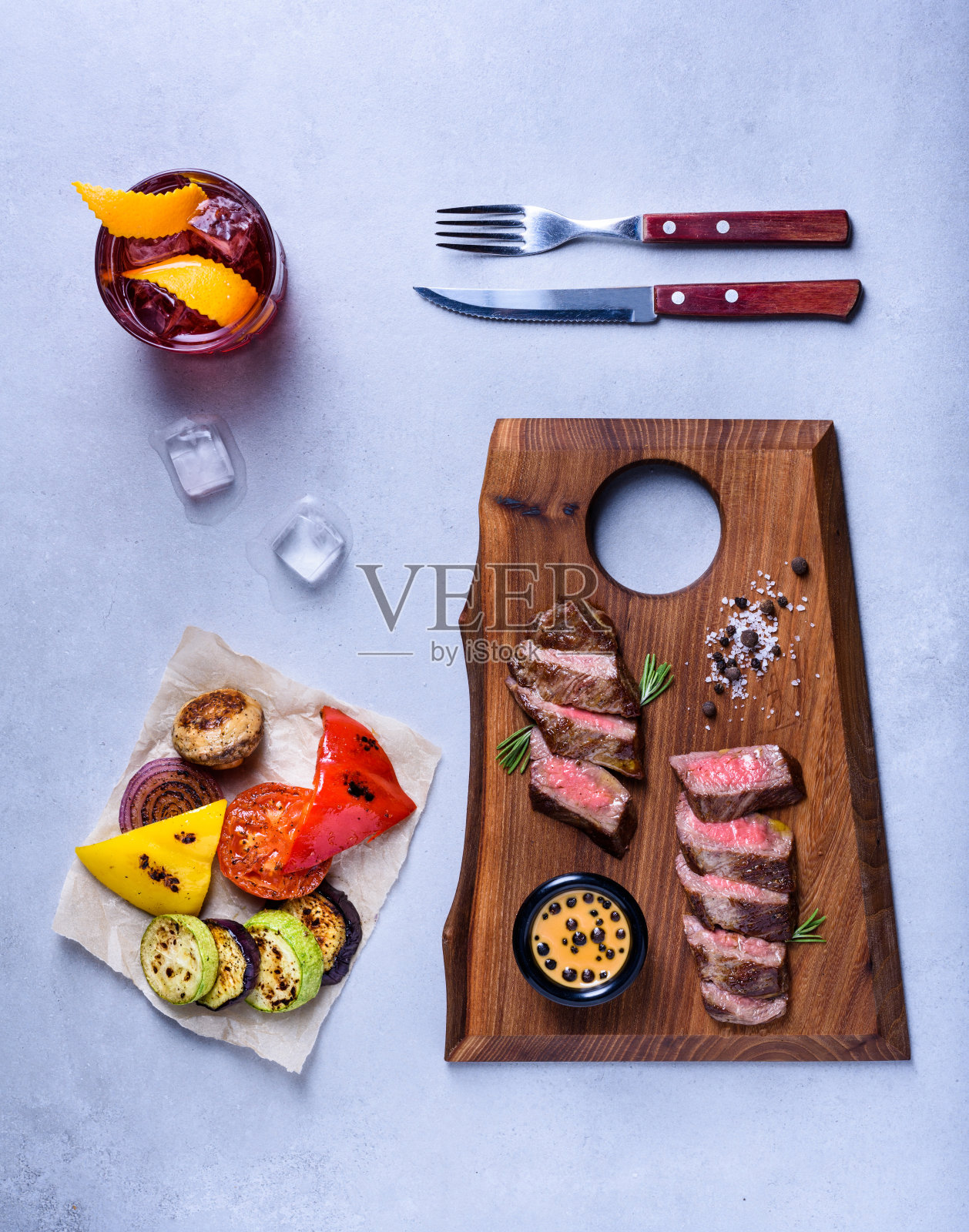 中等大小的牛肋眼牛排切片放在木板上照片摄影图片