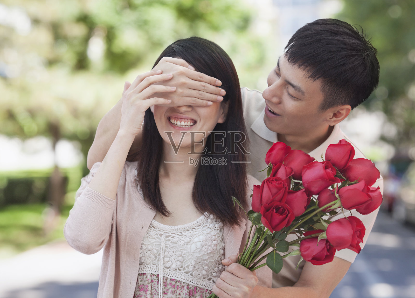 中国男友用玫瑰给女友惊喜照片摄影图片