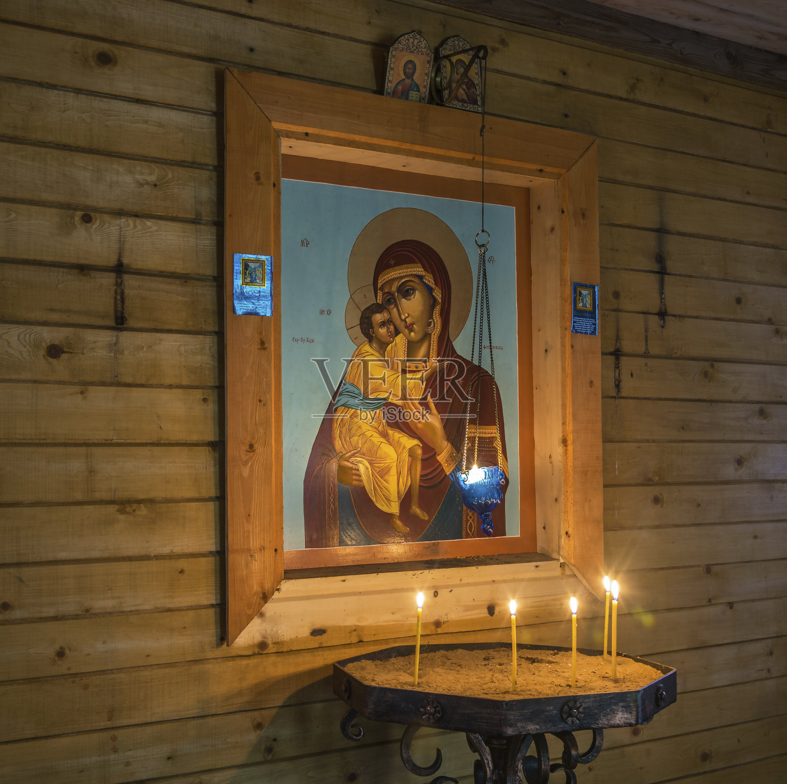 在Kostroma地区Zavetluzhye村附近的圣泉上的小礼拜堂纪念圣母Theodore圣像。照片摄影图片