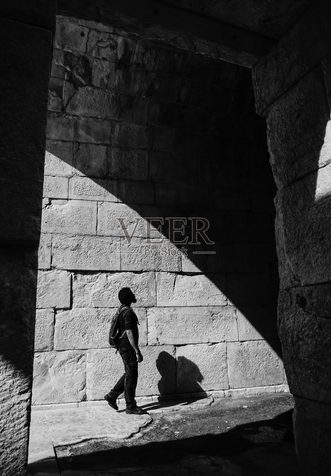 帕塔拉古城布卢特里安城墙的细节。内,土耳其安塔利亚。黑白艺术作品。光线和阴影。照片摄影图片