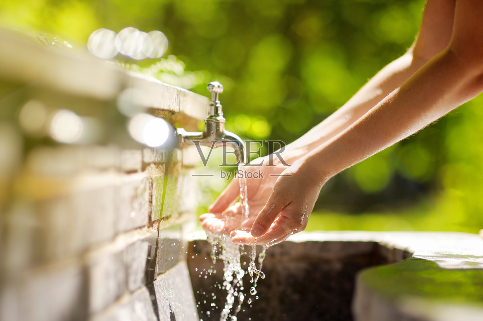 在意大利罗马的一个城市喷泉里洗手的妇女照片摄影图片