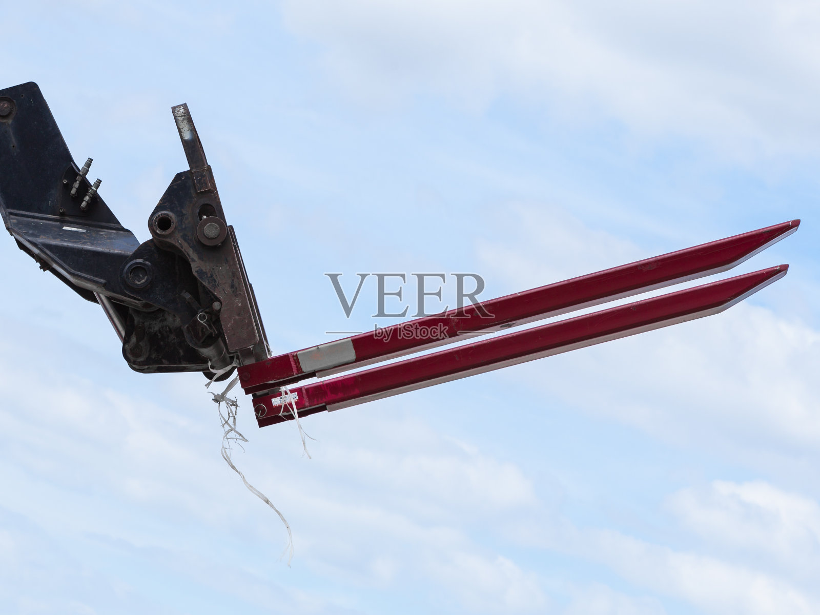 天空背景上的叉车装载机照片摄影图片