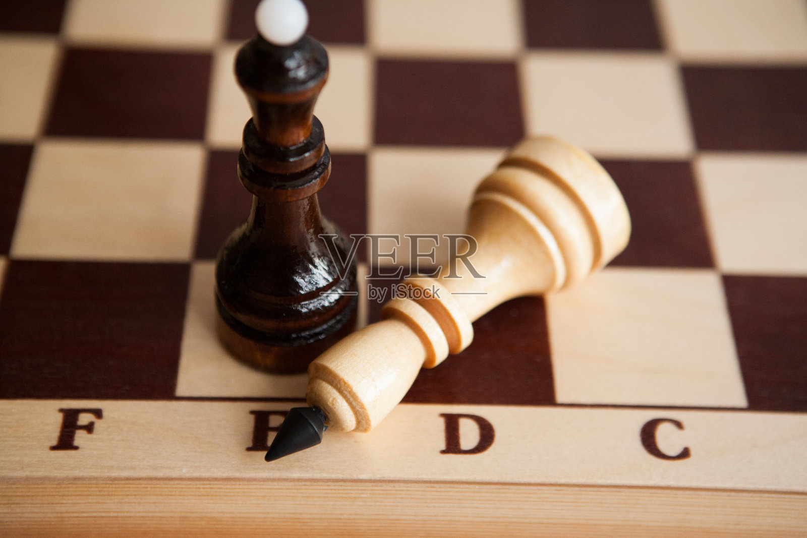 白棋国王和黑棋王后正站在棋盘上照片摄影图片