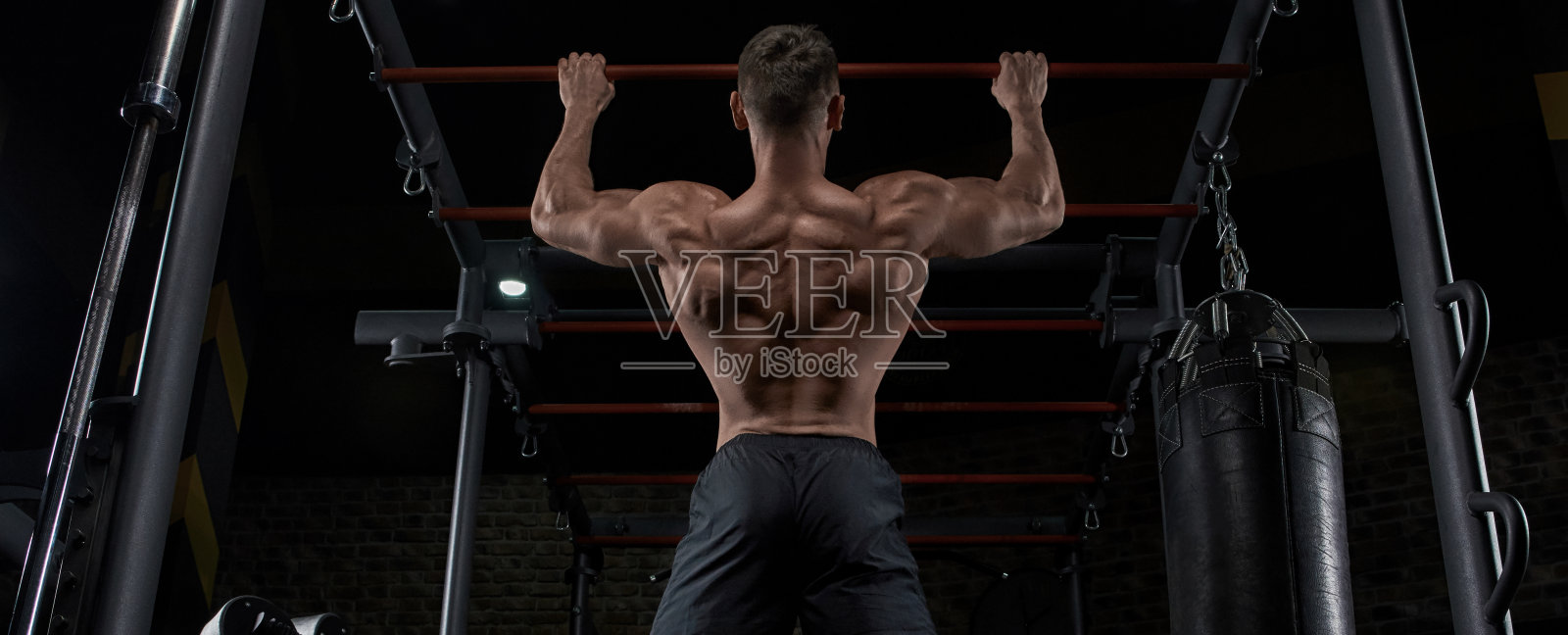 肌肉男在健身房锻炼身体。照片摄影图片