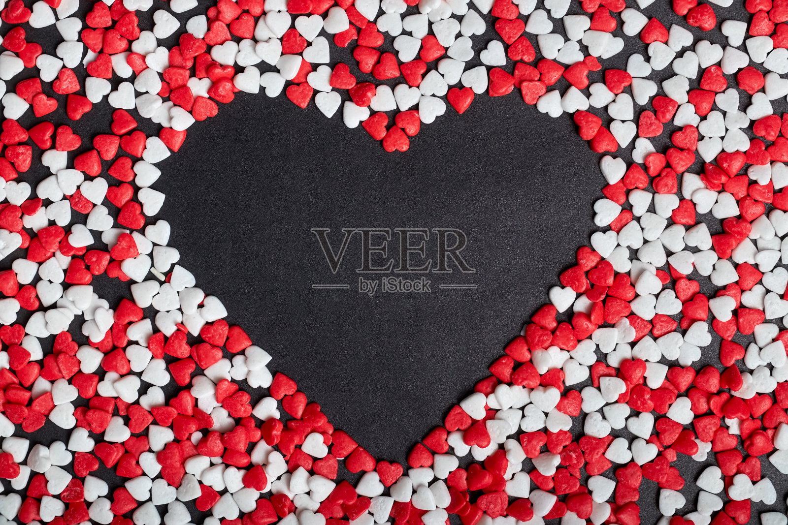 大心里面散落着许多心形糖果照片摄影图片