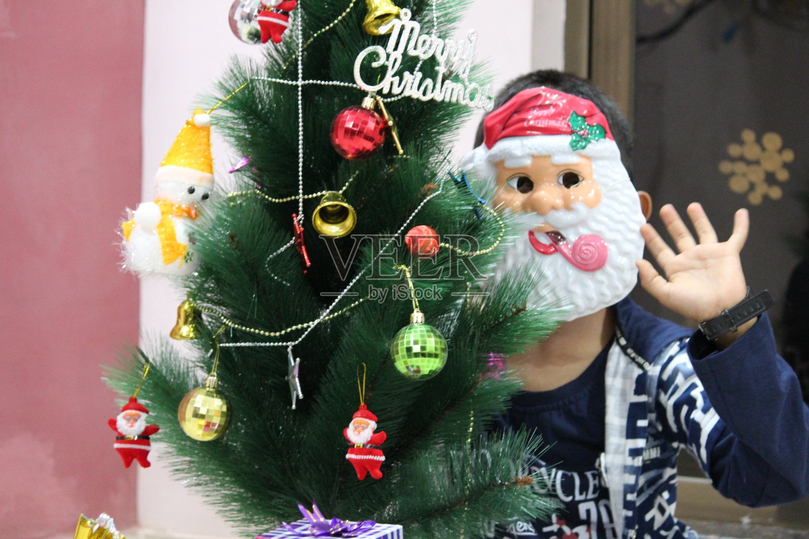 圣诞老人男孩在家挥手照片摄影图片