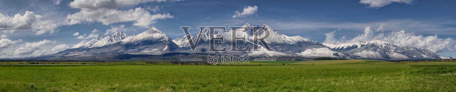 在四月的时候，特宽的塔特拉山脉全景和斯洛伐克的雪山Vysoke Tatry照片摄影图片