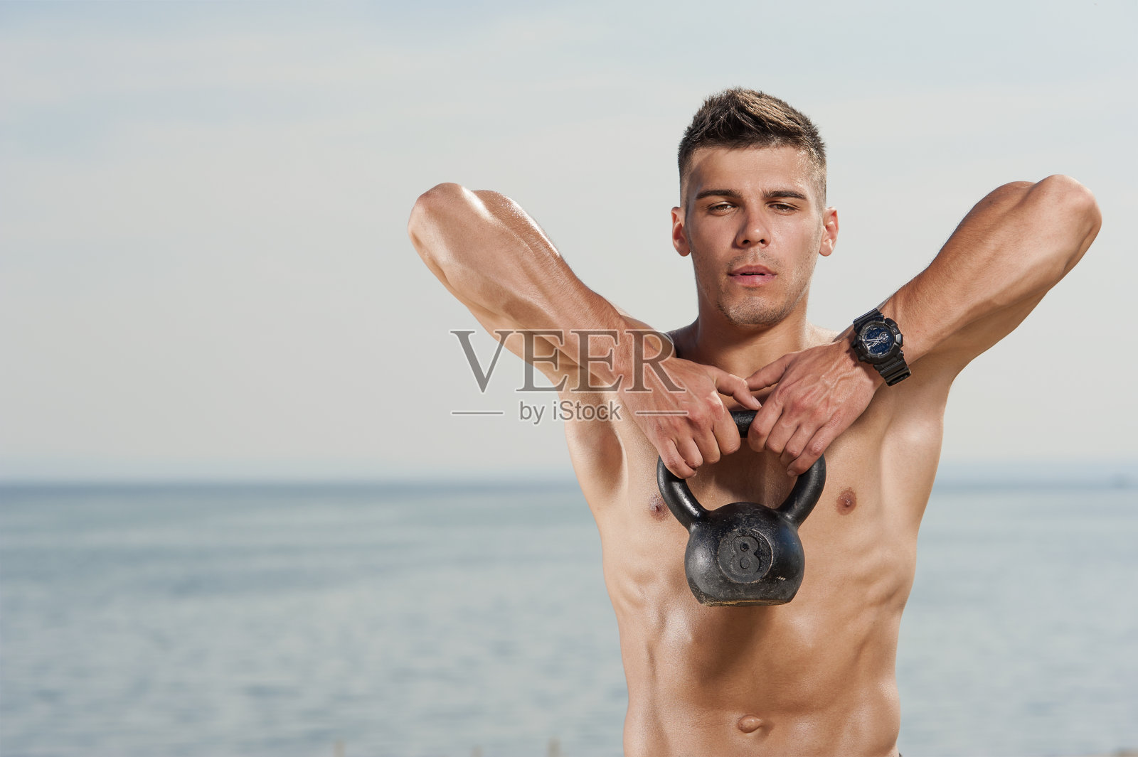 裸身做壶铃运动的男人照片摄影图片