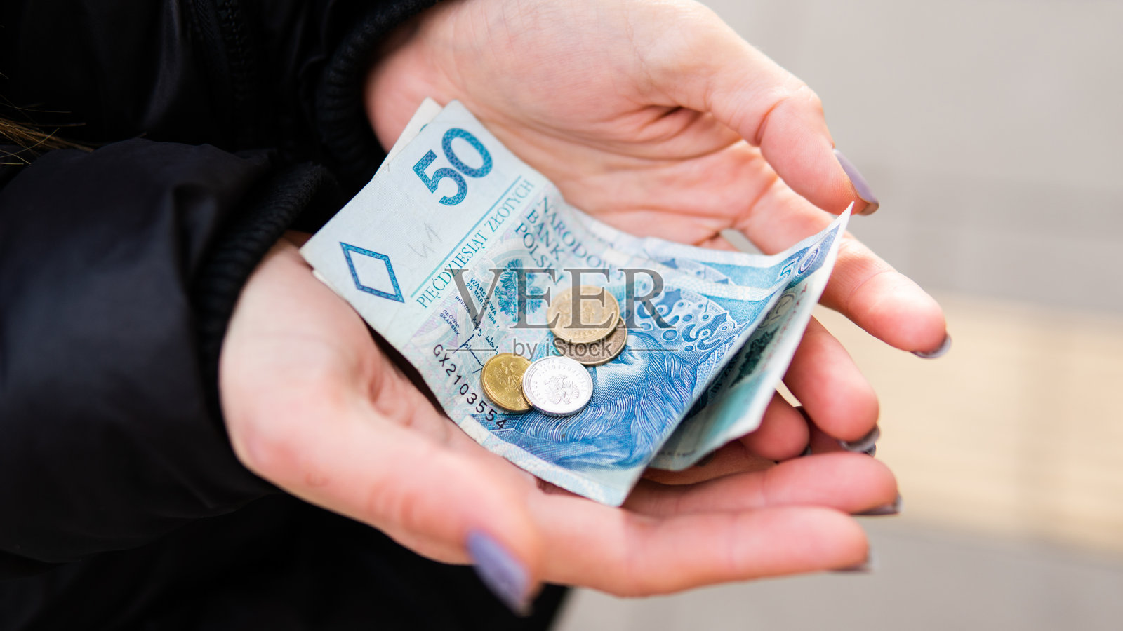 女性手中的波兰兹罗提。波兰旅游价格照片摄影图片