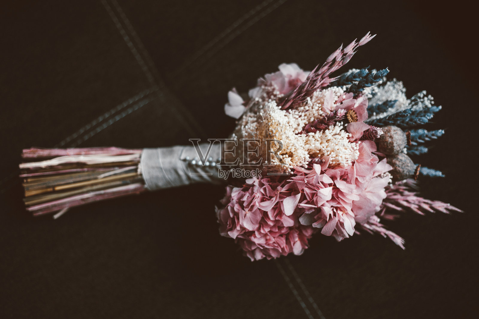 黑色背景上的一束乡村新娘花束照片摄影图片