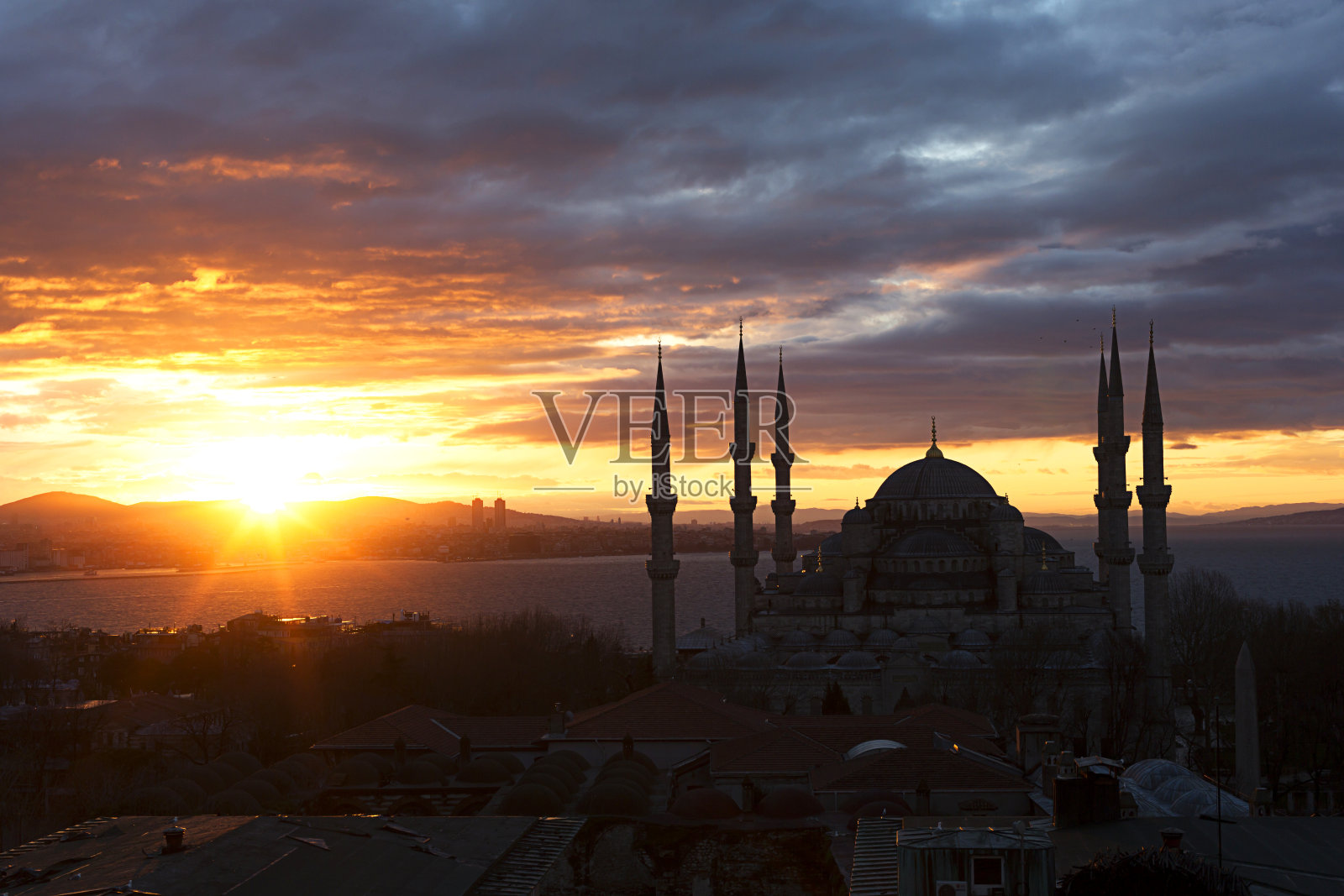 一个美丽和惊人的苏丹艾哈迈德清真寺在日出(蓝色清真寺)-伊斯坦布尔，土耳其照片摄影图片