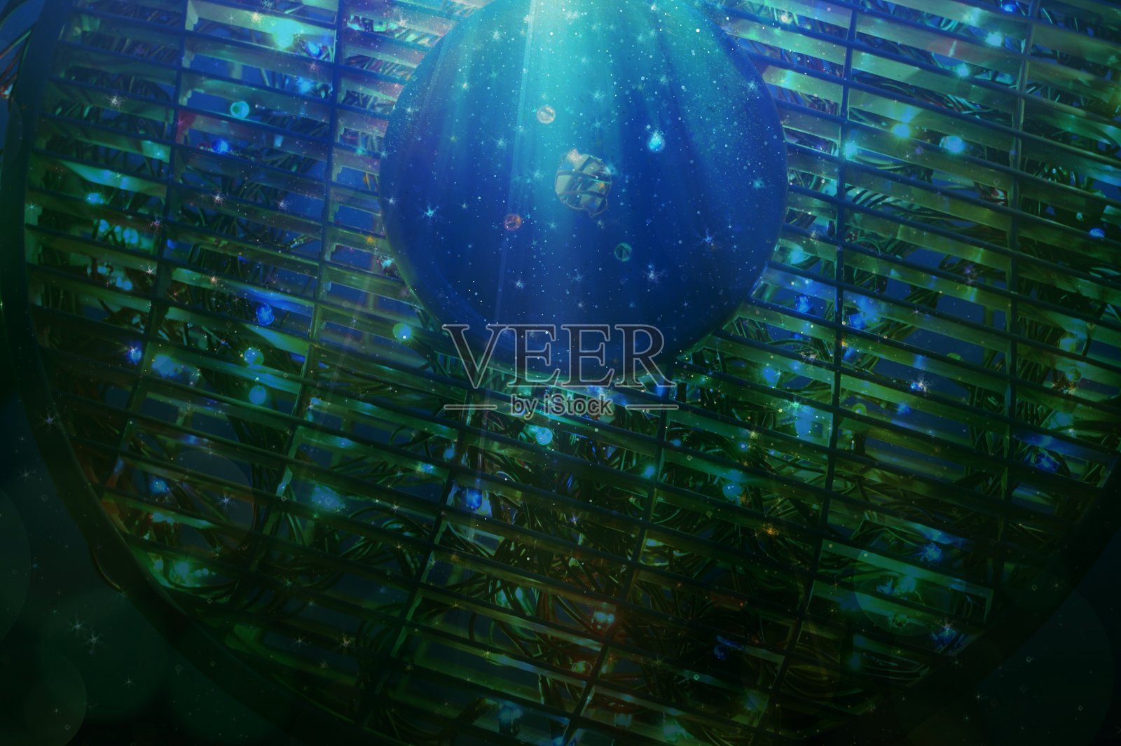 神秘的海底世界。神秘的绿色轮。模糊的彩色背景。照片摄影图片