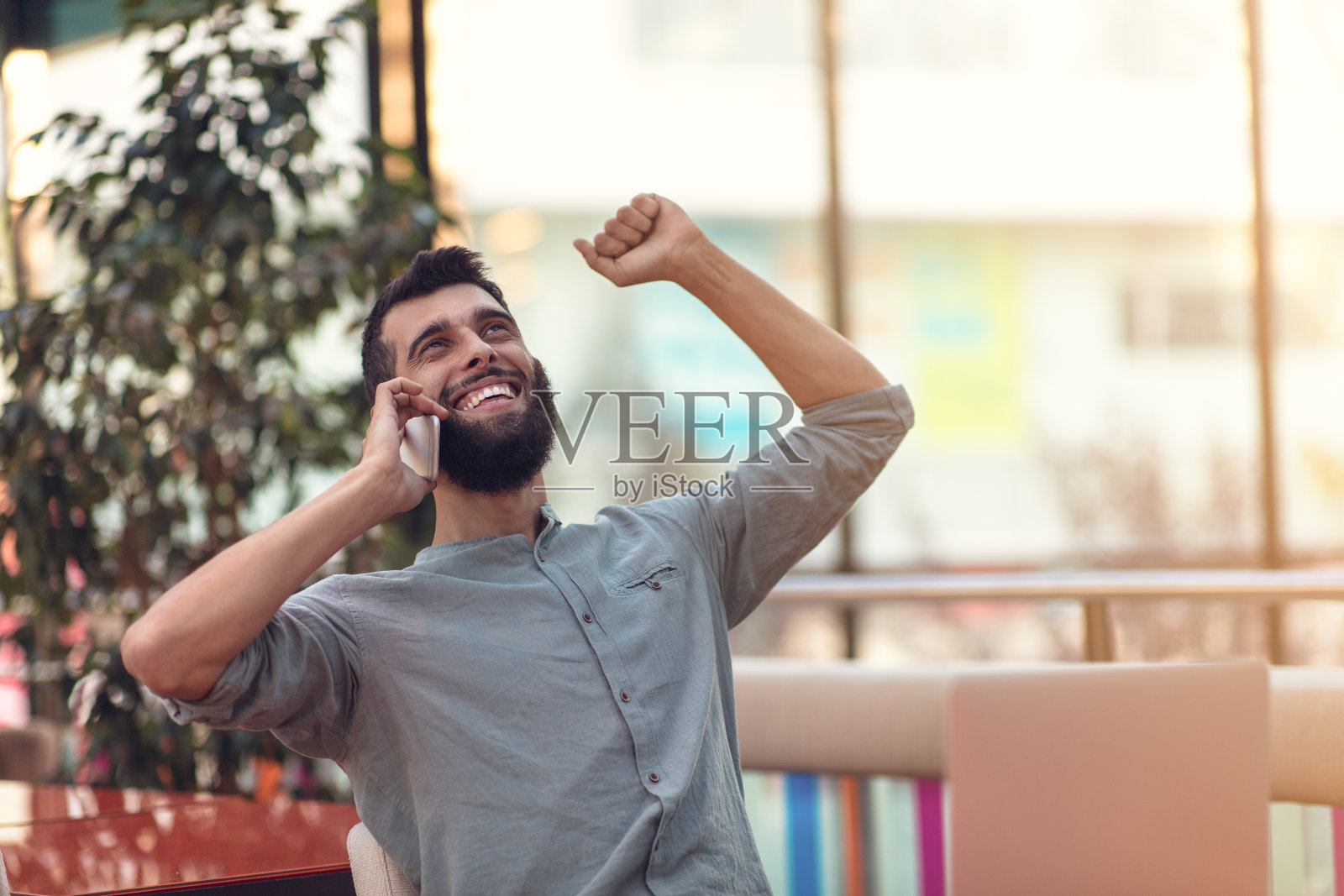 自由职业者在笔记本电脑上阅读比赛获胜邮件照片摄影图片