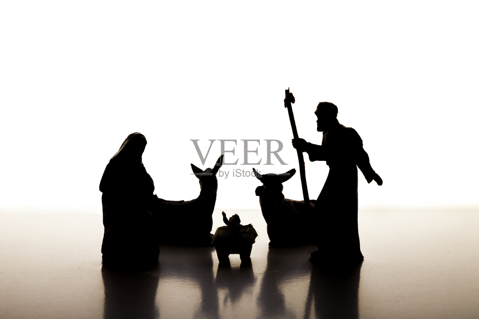 圣诞马槽场景背光与耶稣，玛丽和约瑟夫照片摄影图片