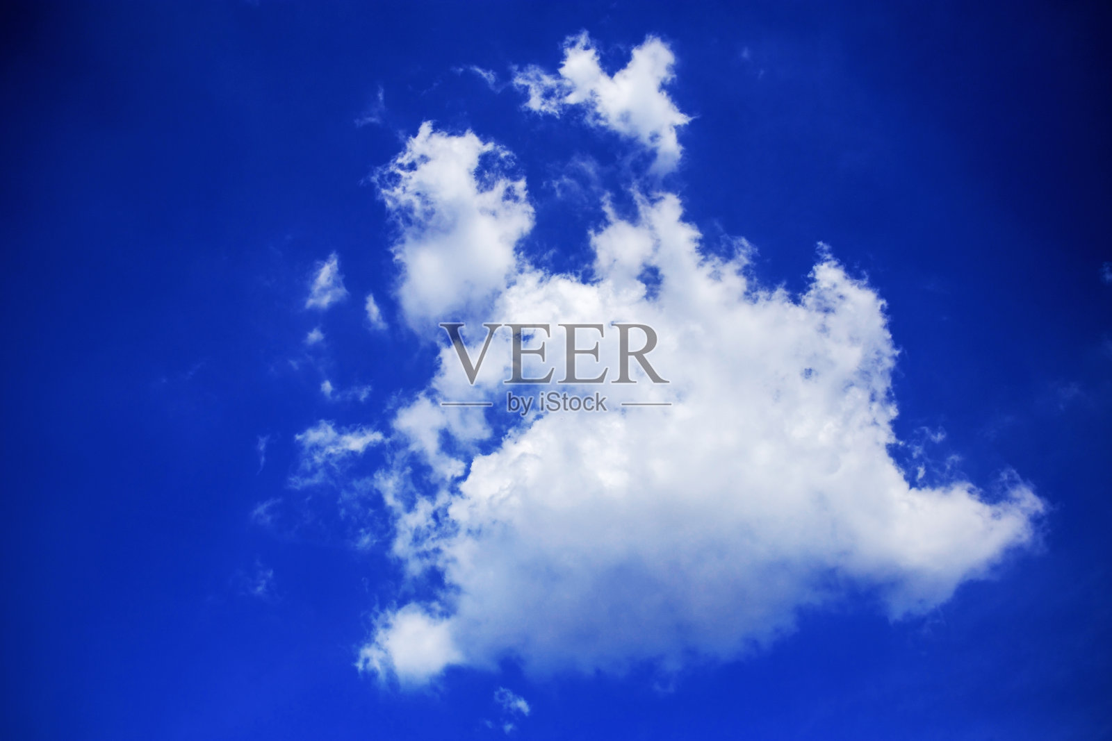 蓝天上的白云。照片摄影图片