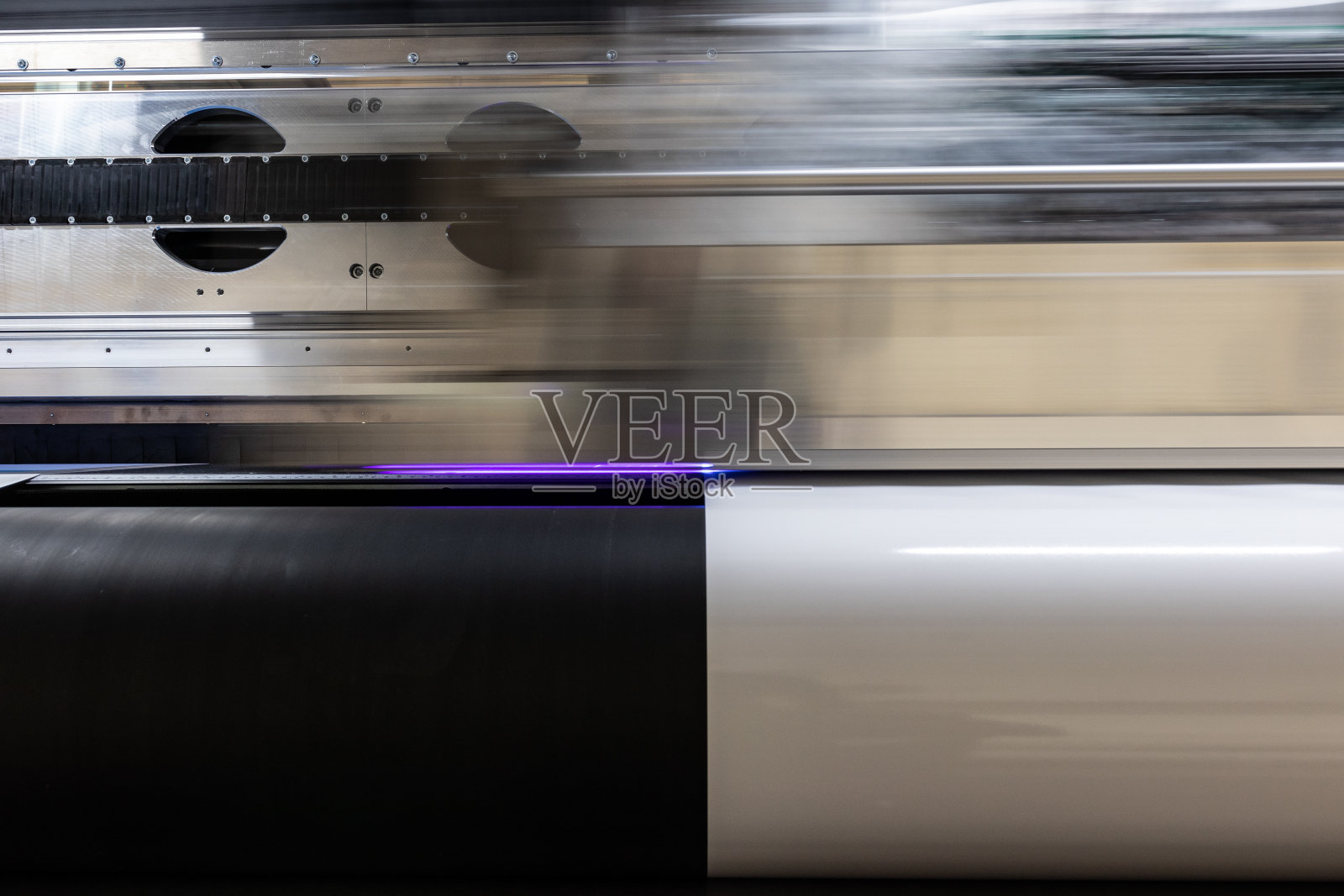 巨大的机器。专业印刷设备，大乙烯卷，准备出口。光泽，哑光，生态材料。照片摄影图片