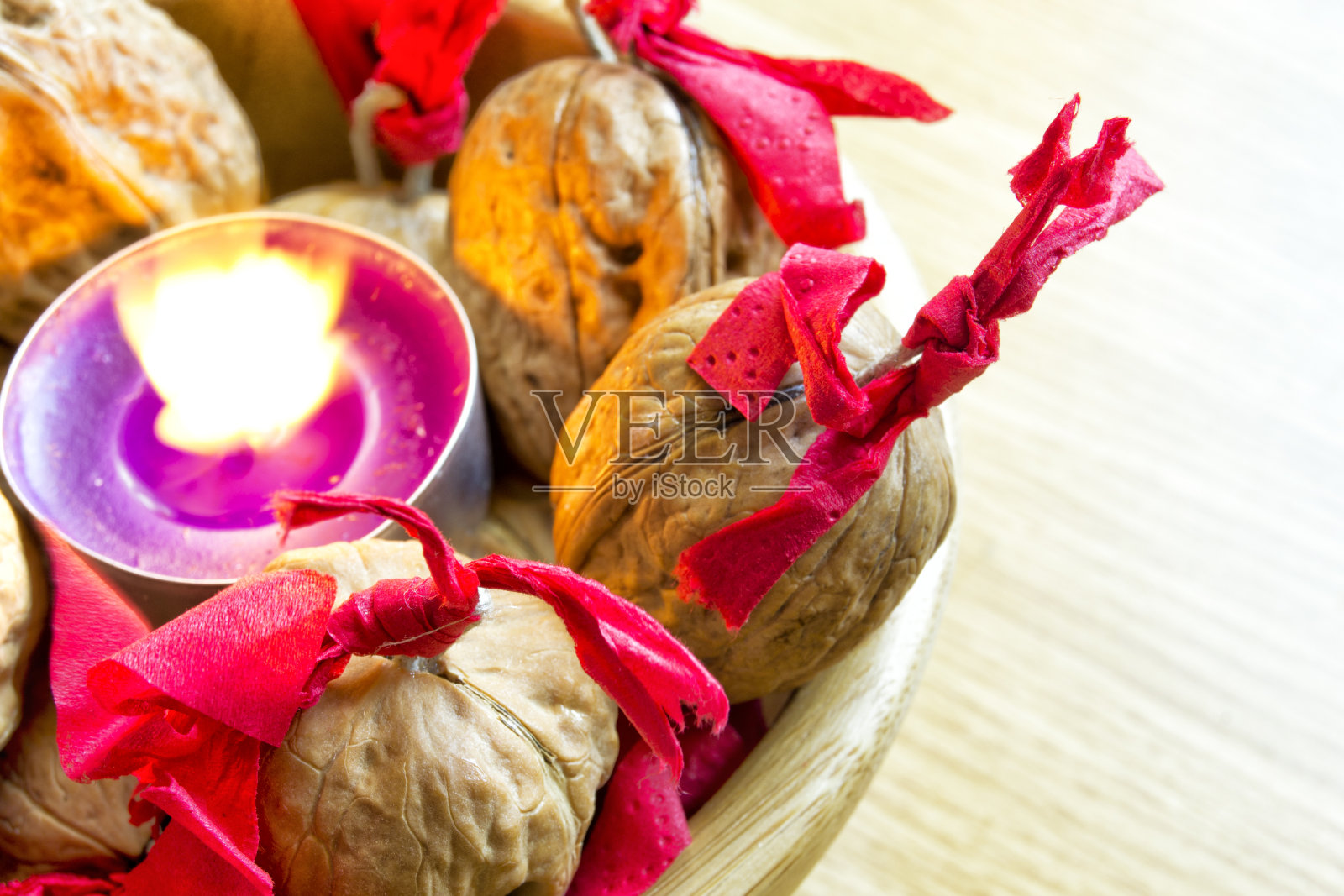 紫色的蜡烛和装饰胡桃木碗。庆祝圣诞节和中国新年照片摄影图片