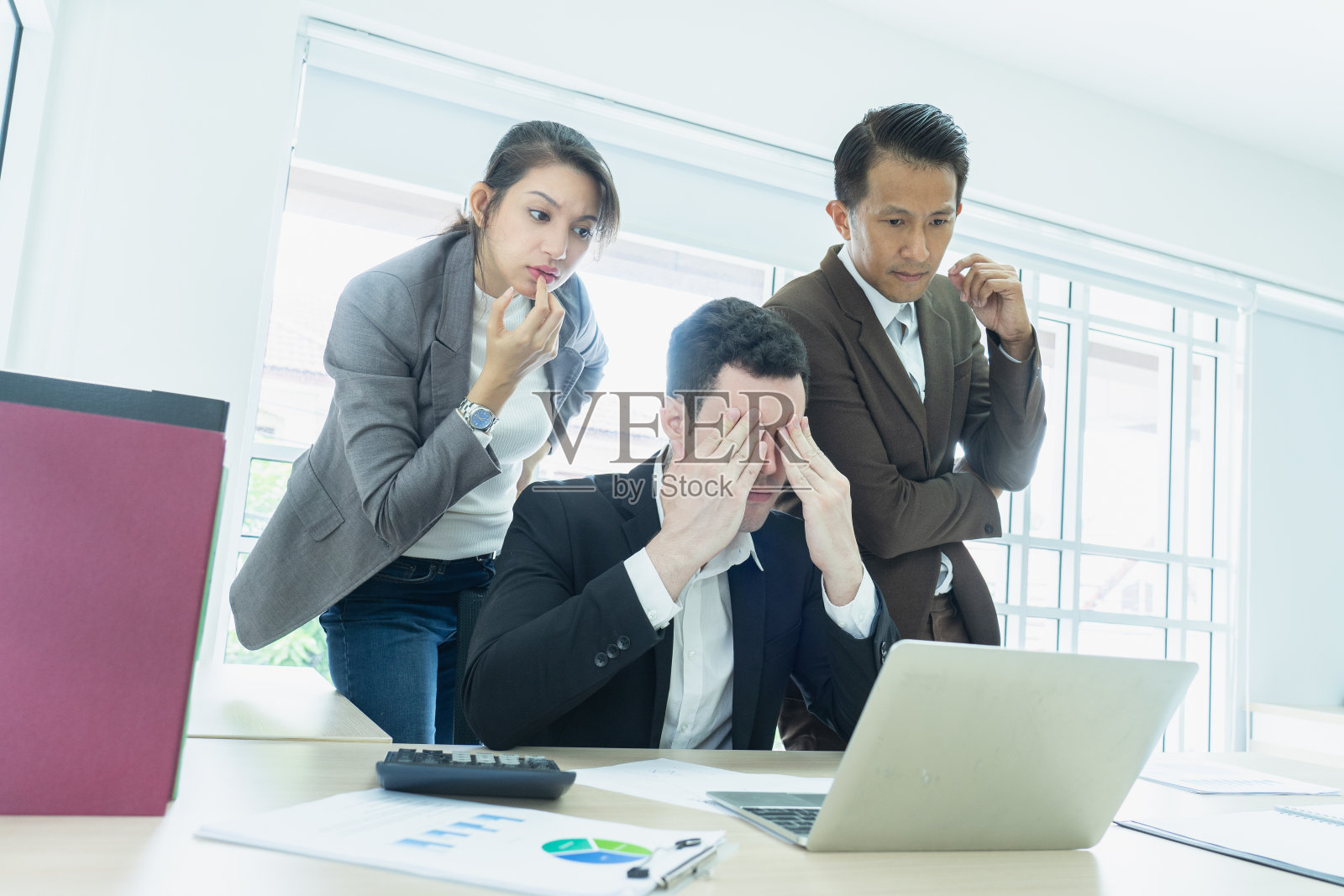 商业、团队、人员和危机观念。业务团队坐在办公室解决问题。男男女女严肃争论消极情绪。照片摄影图片