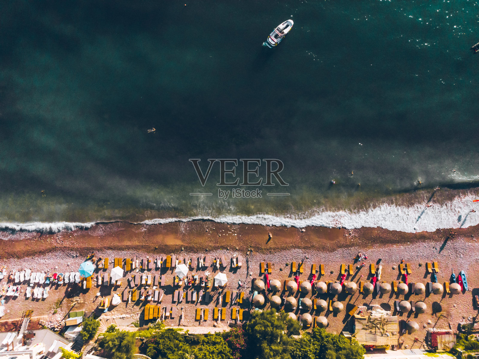 傍晚，人们在海边晒日光浴的鸟瞰图照片摄影图片