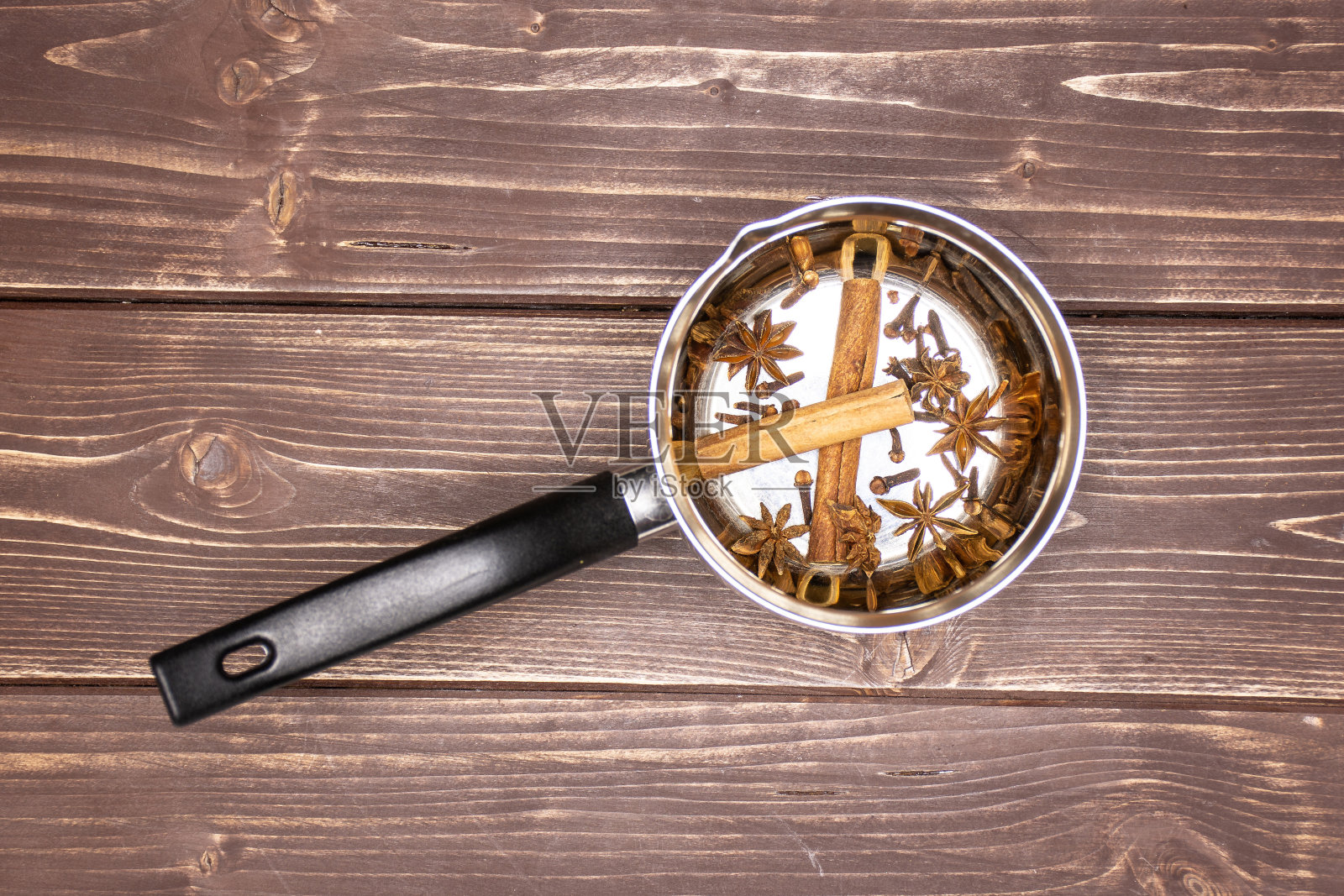 在棕色的木头上一步一步地制作热红酒照片摄影图片