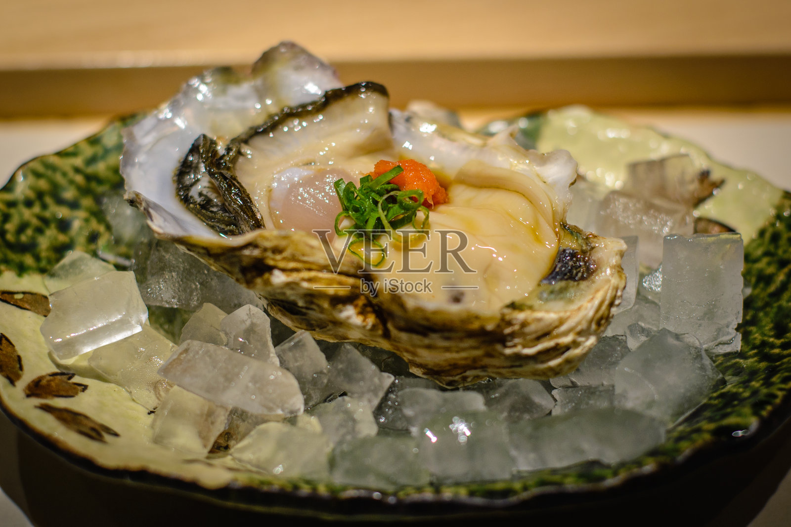 岩牡蛎，柚子酱，鲑鱼籽，冰镇大葱照片摄影图片