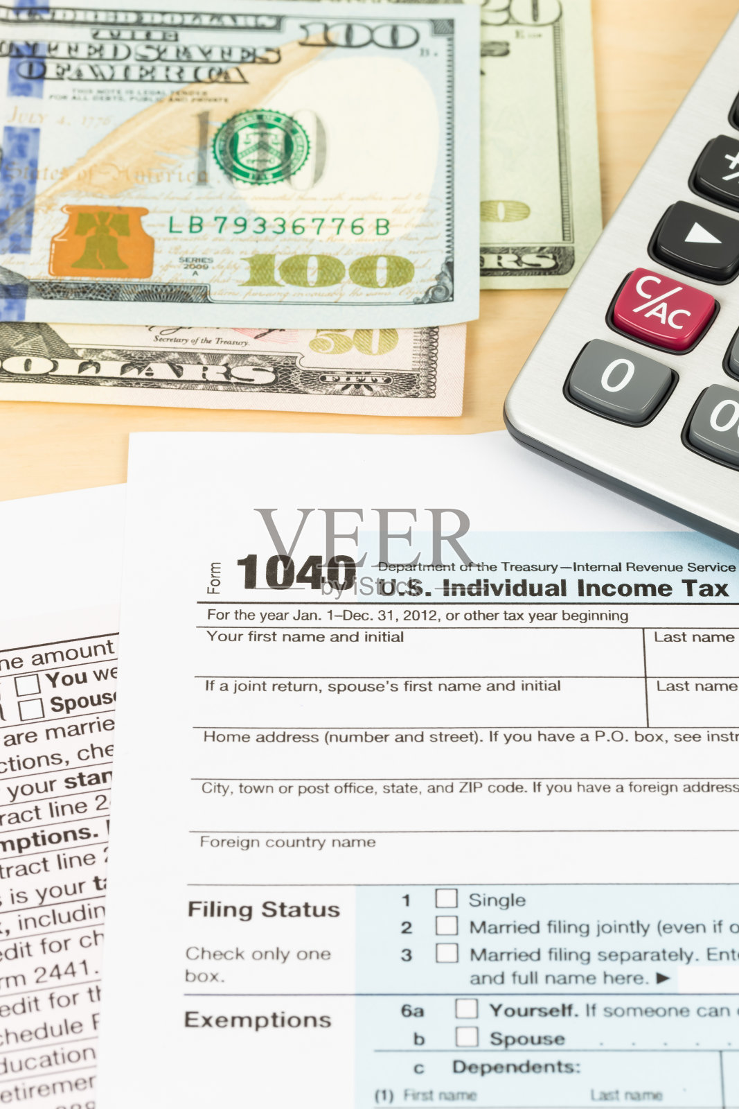 税单有笔、钞票、计算器等税务概念照片摄影图片