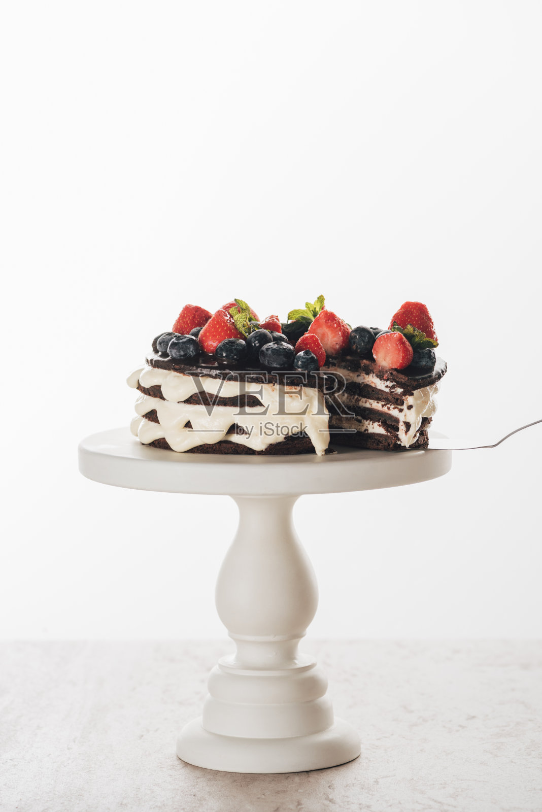 美味的自制欢乐派蛋糕与新鲜的蓝莓和草莓照片摄影图片