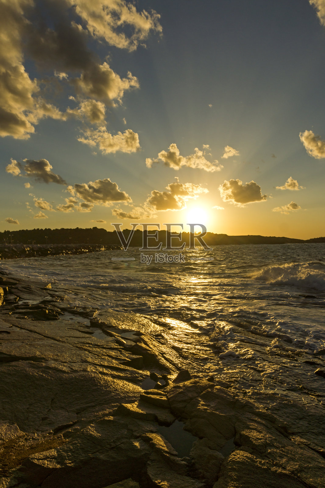 保加利亚布尔加斯地区切尔诺雷茨海岸线上岩石的日落景观照片摄影图片
