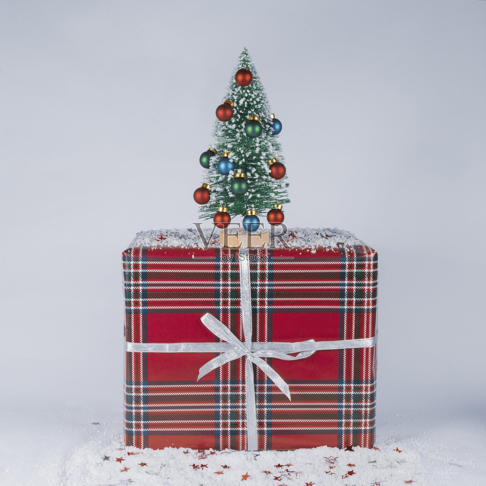 用雪花和闪亮的小星星装饰的小圣诞树照片摄影图片