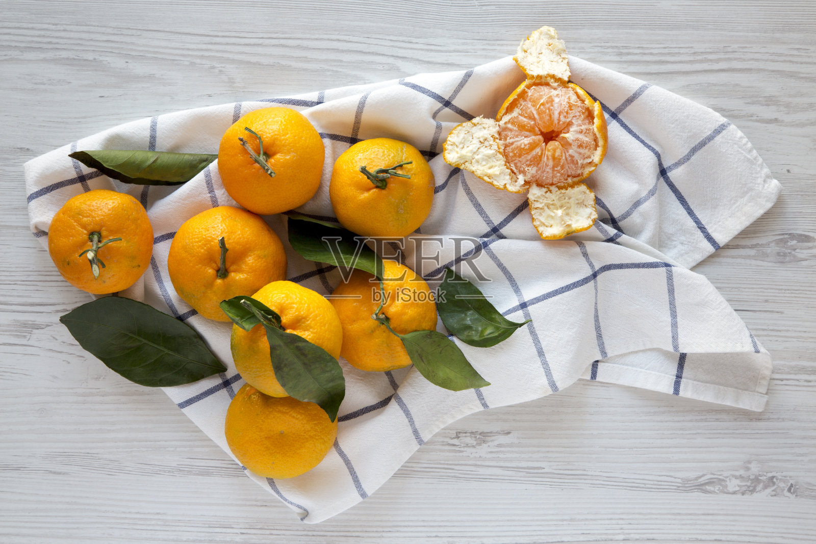 新鲜成熟的橘子在白色的木质背景，俯视图。平躺着，从上面，头顶上。照片摄影图片