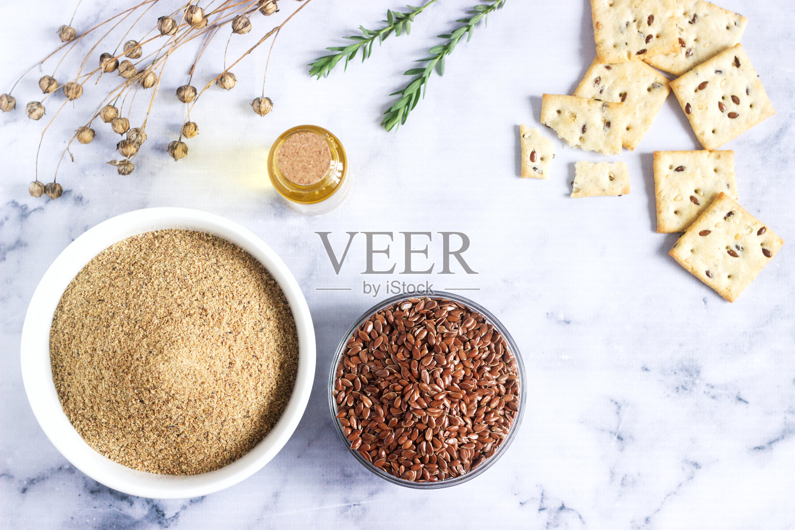 亚麻籽，亚麻粉，黄油和饼干，豆芽和亚麻球在一个轻的背景。照片摄影图片