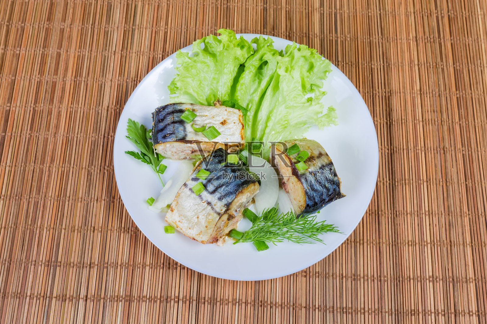 俯视图切片烤大西洋鲭鱼在盘子上照片摄影图片