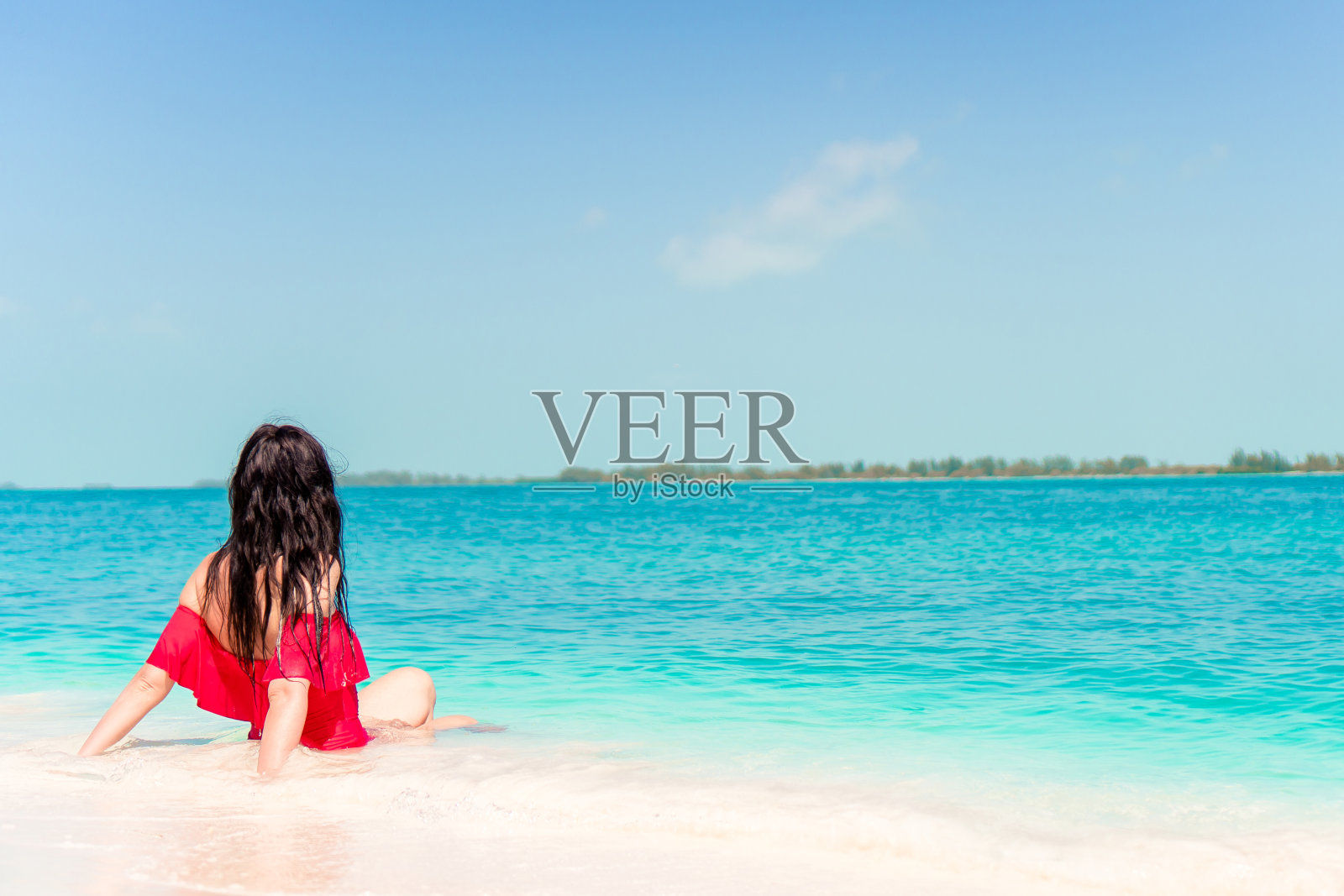 热带海滩上戴着帽子的年轻女子照片摄影图片