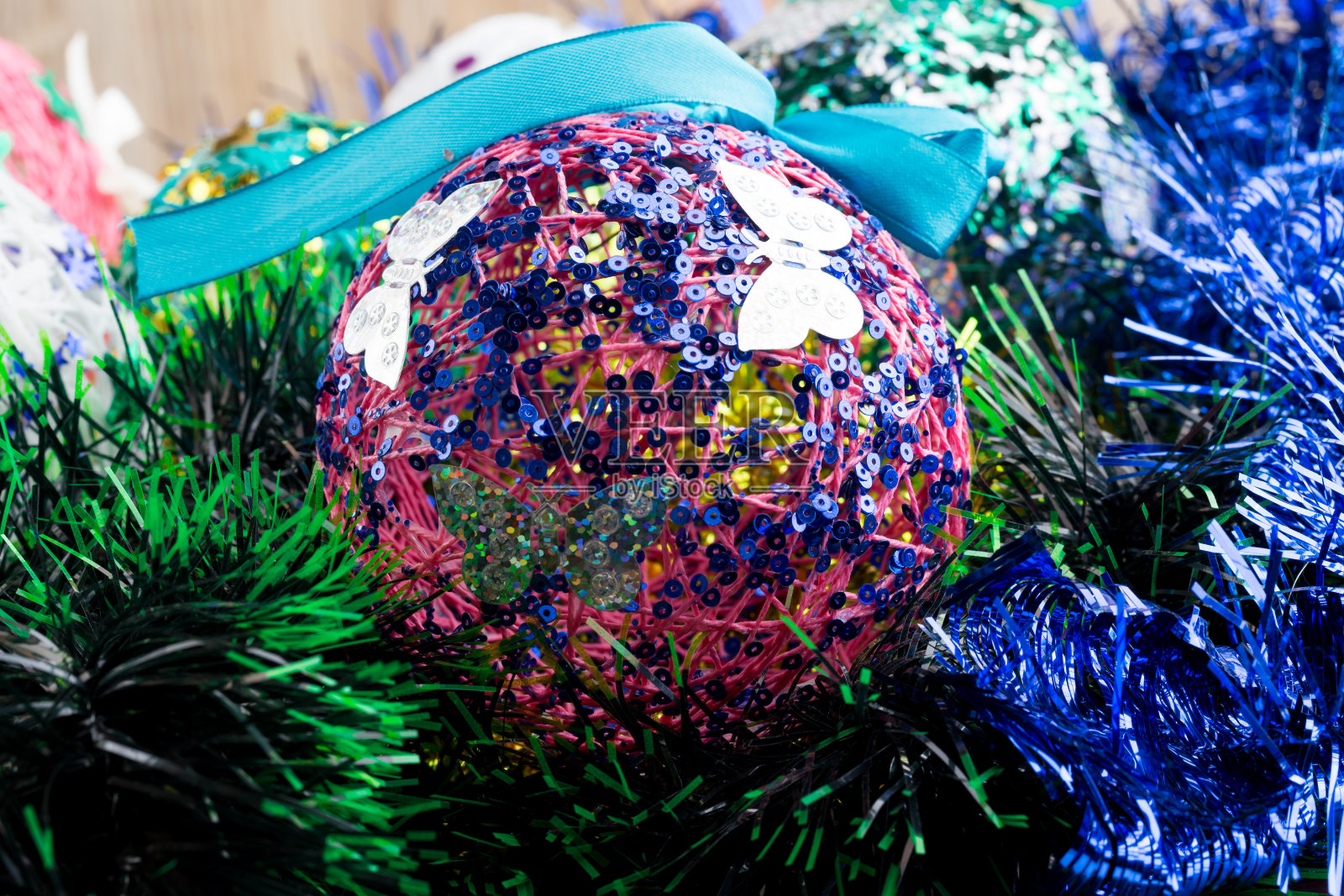 五彩缤纷的圣诞舞会。手工制作的圣诞球特写。照片摄影图片