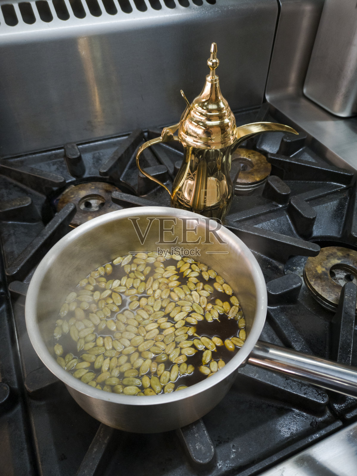 用小豆蔻煮的土耳其咖啡。照片摄影图片