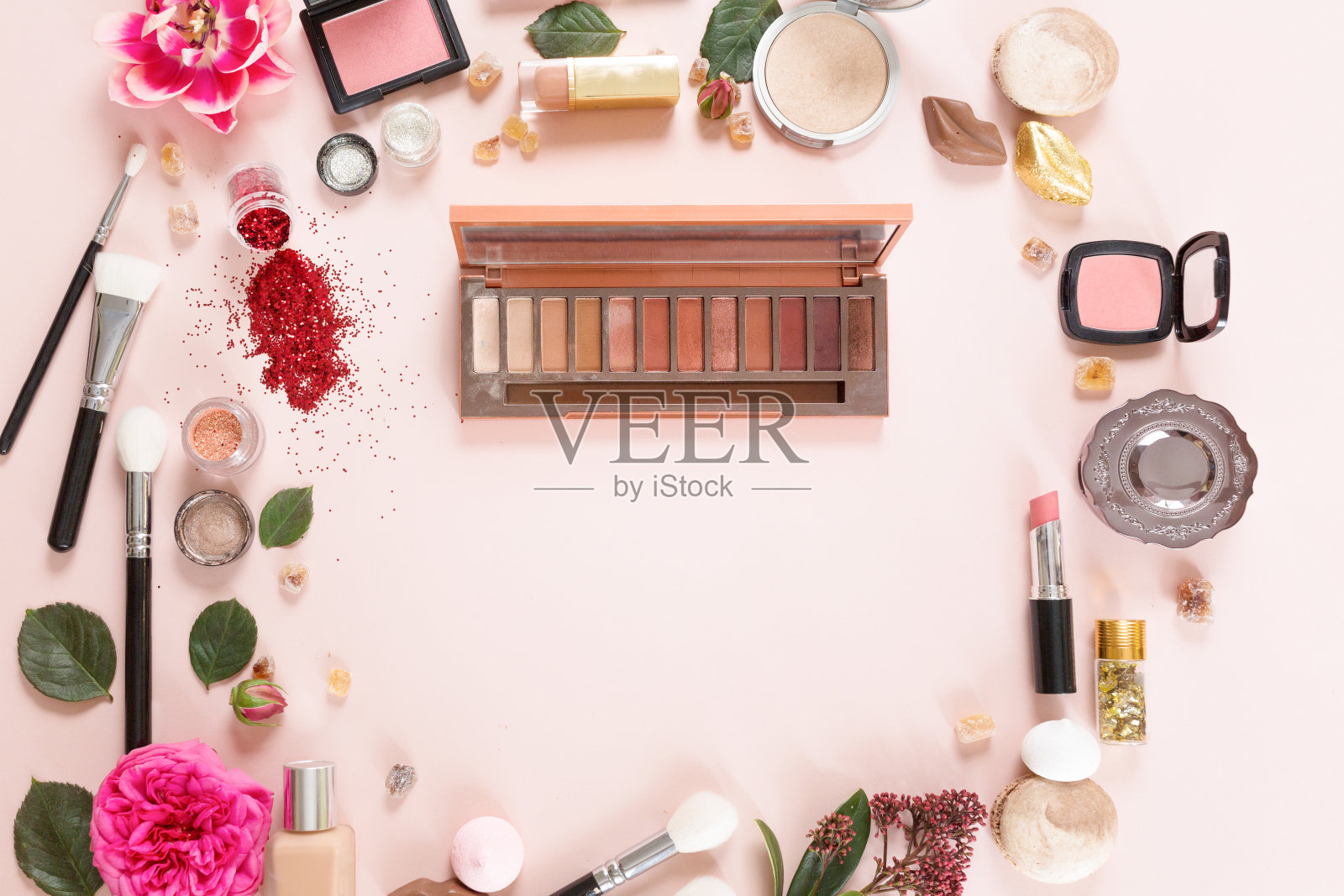 平铺和顶视图的化妆产品在白色粉红色的背景与复制空间。博主的美丽理念照片摄影图片