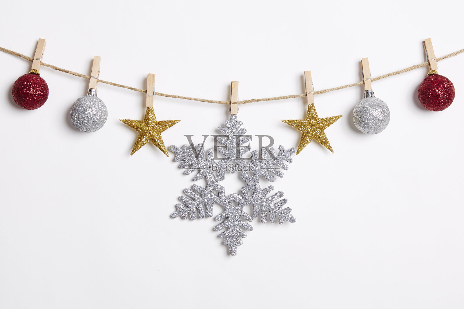 圣诞节装饰与长袍挂在白色的背景。平坦的躺,俯视图照片摄影图片