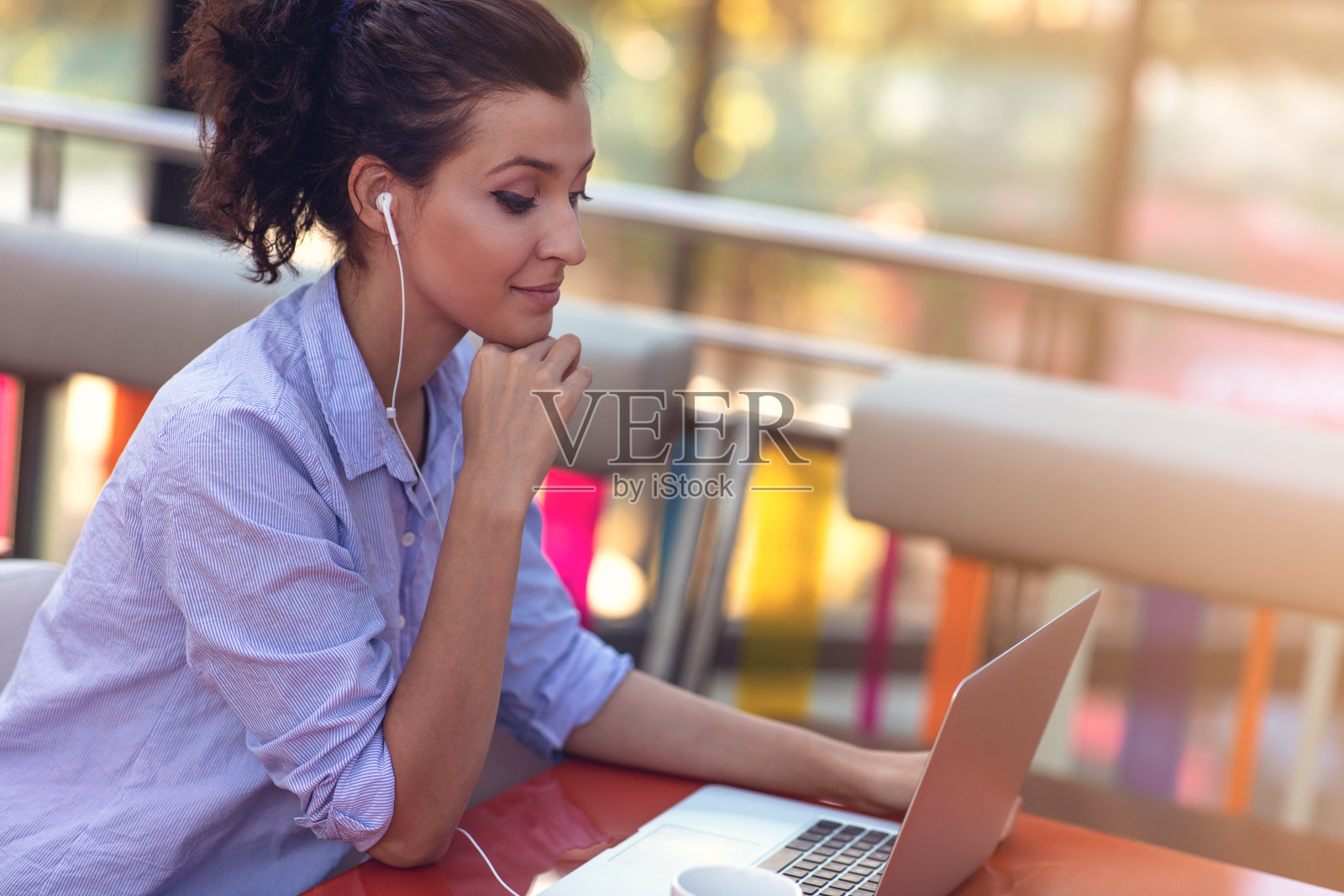 混血女性在视频聊天中进行商务谈判。远程办公的概念。照片摄影图片