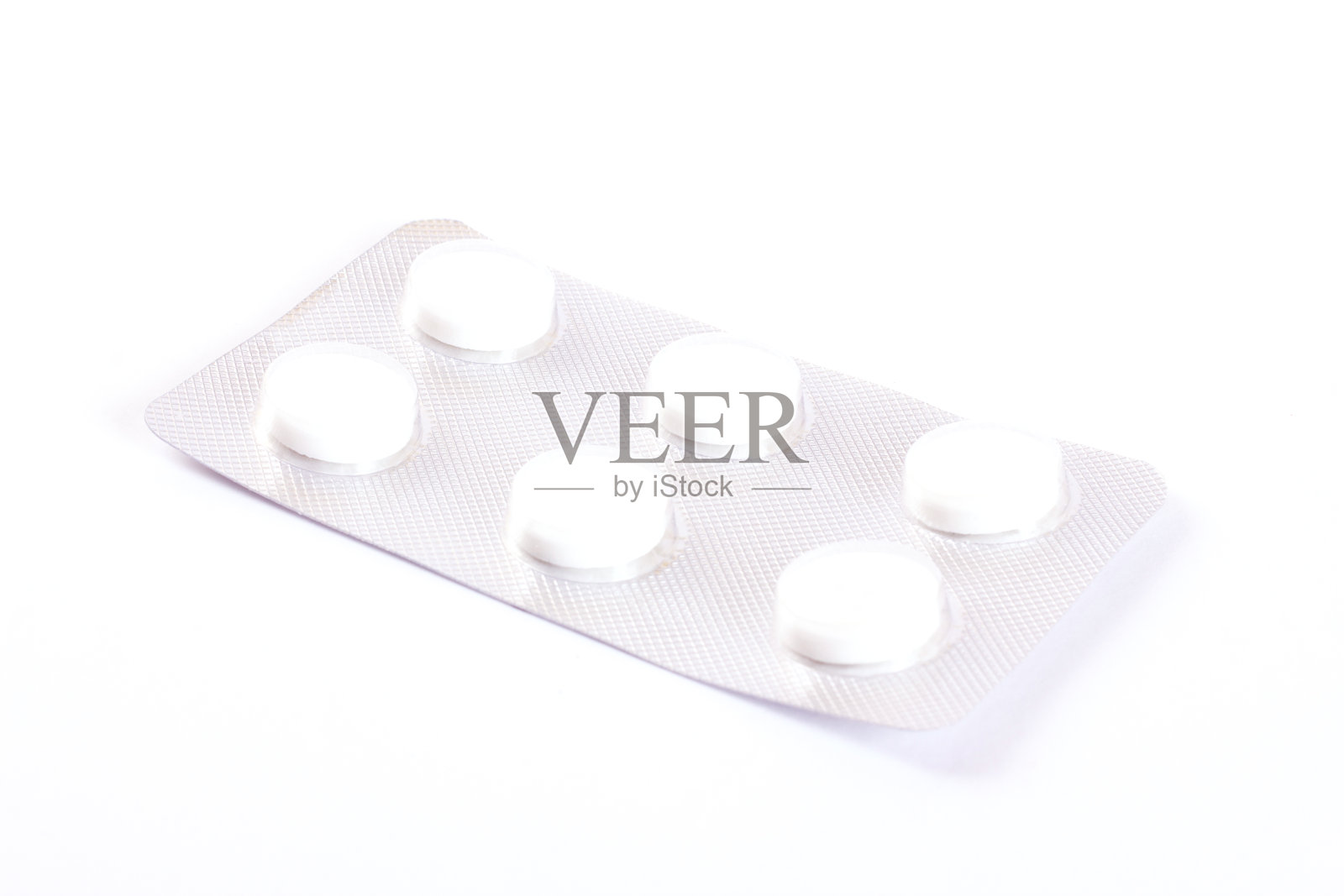 白色药丸在水泡中，孤立在白色背景上照片摄影图片