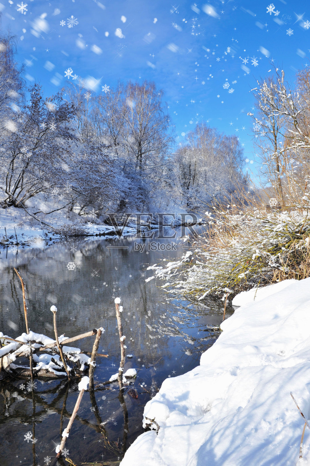 美丽的冬季景观与河流照片摄影图片