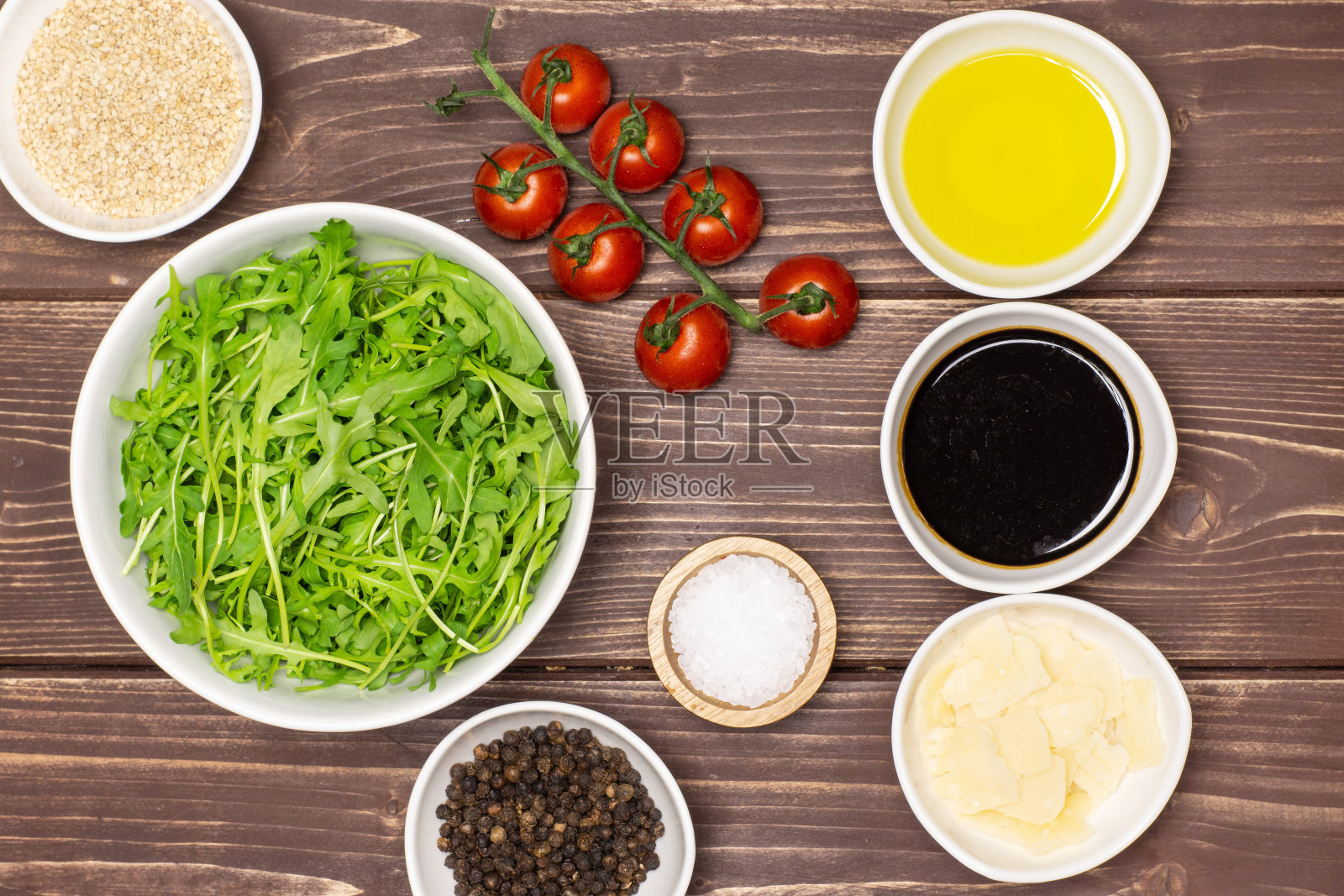 一步一步在棕色的木头上制作芝麻菜沙拉照片摄影图片