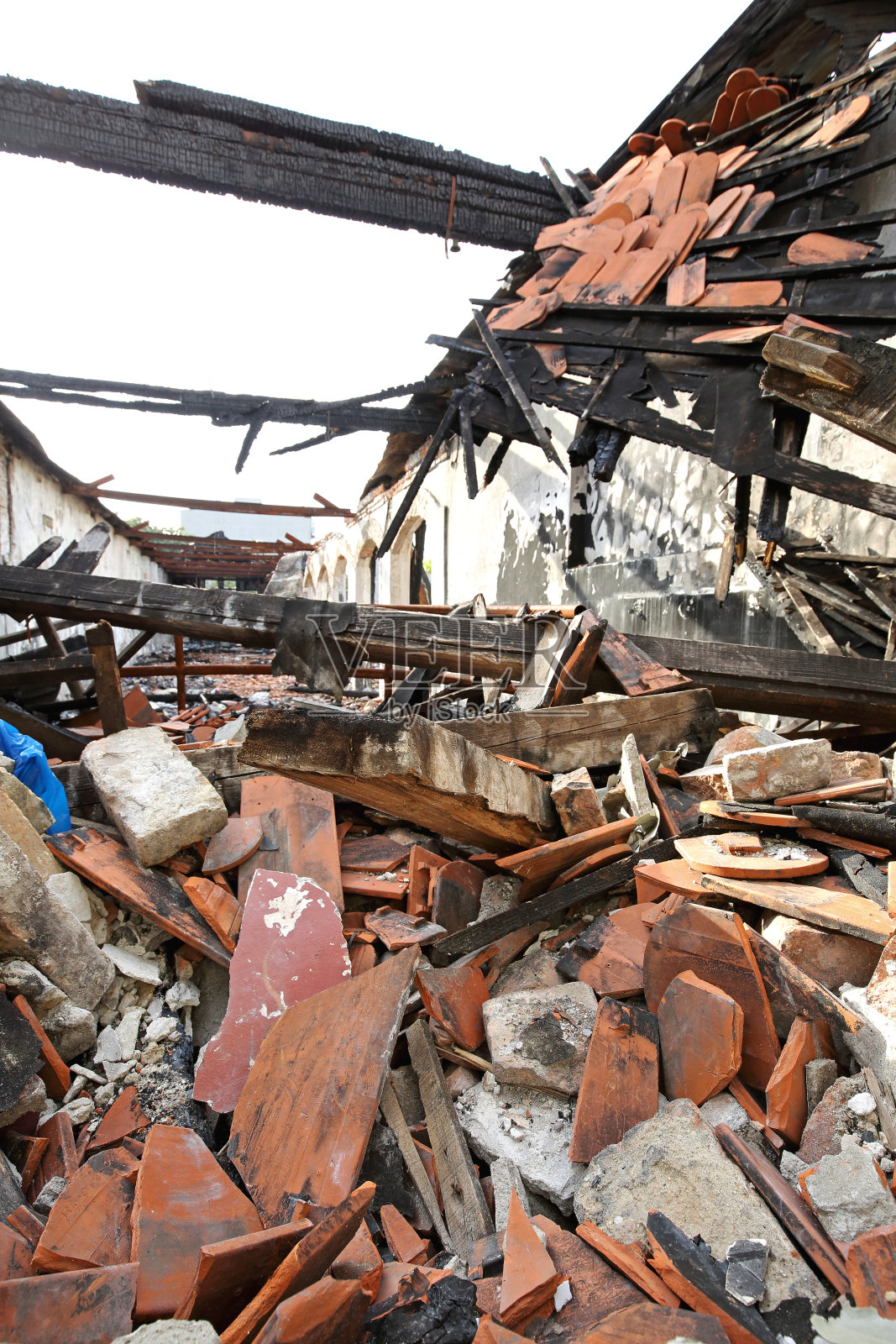 倒塌的屋顶照片摄影图片