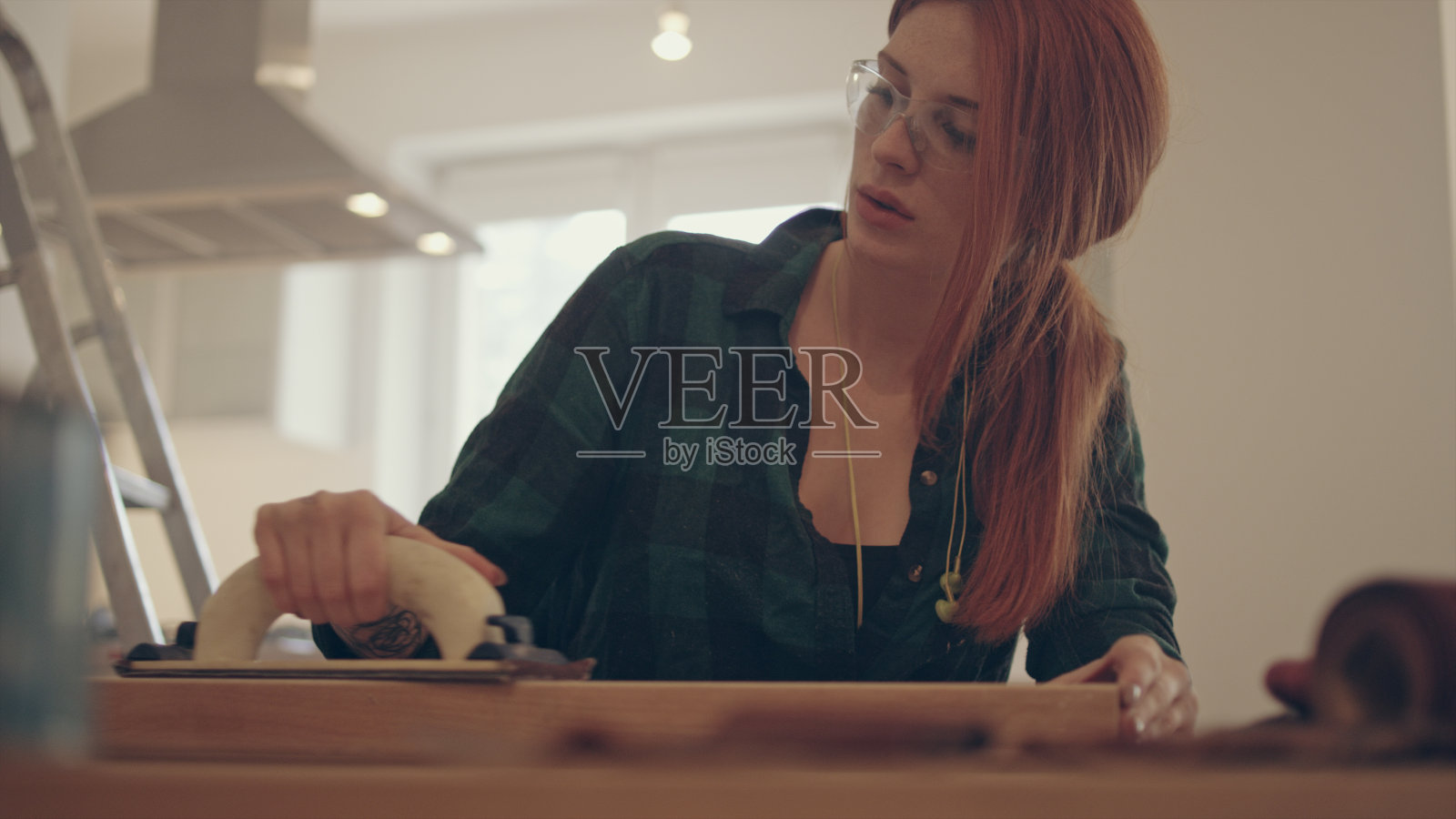 家DIY。修理木制家具的女人。照片摄影图片