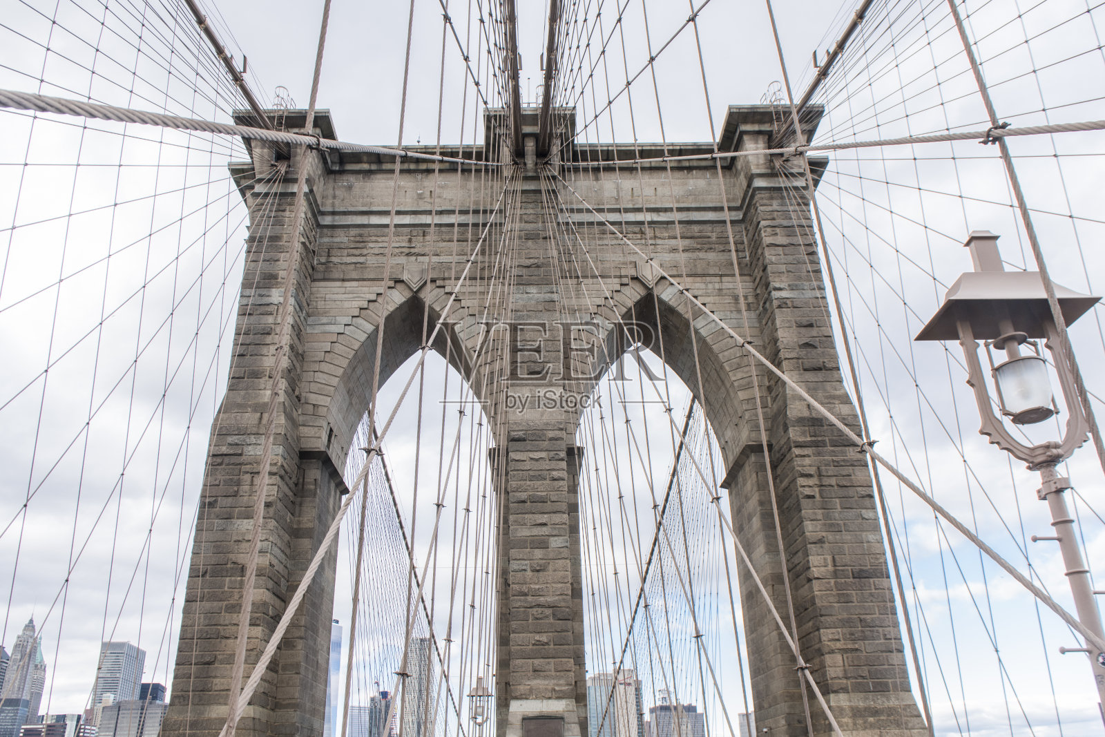 部分视图的布鲁克林大桥在曼哈顿，纽约市，美国。照片摄影图片