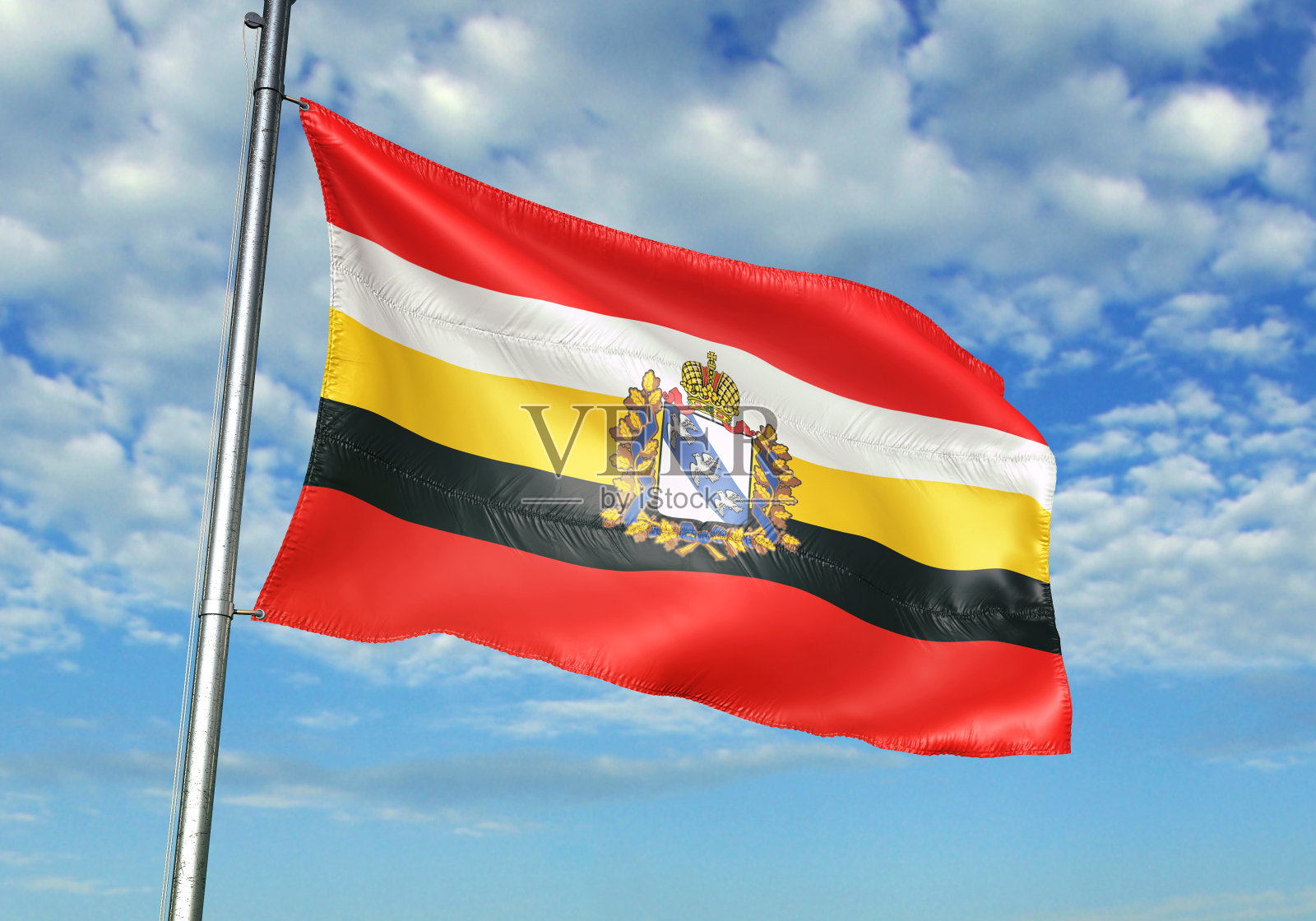 俄罗斯库尔斯克地区天空中飘扬着多云的国旗照片摄影图片