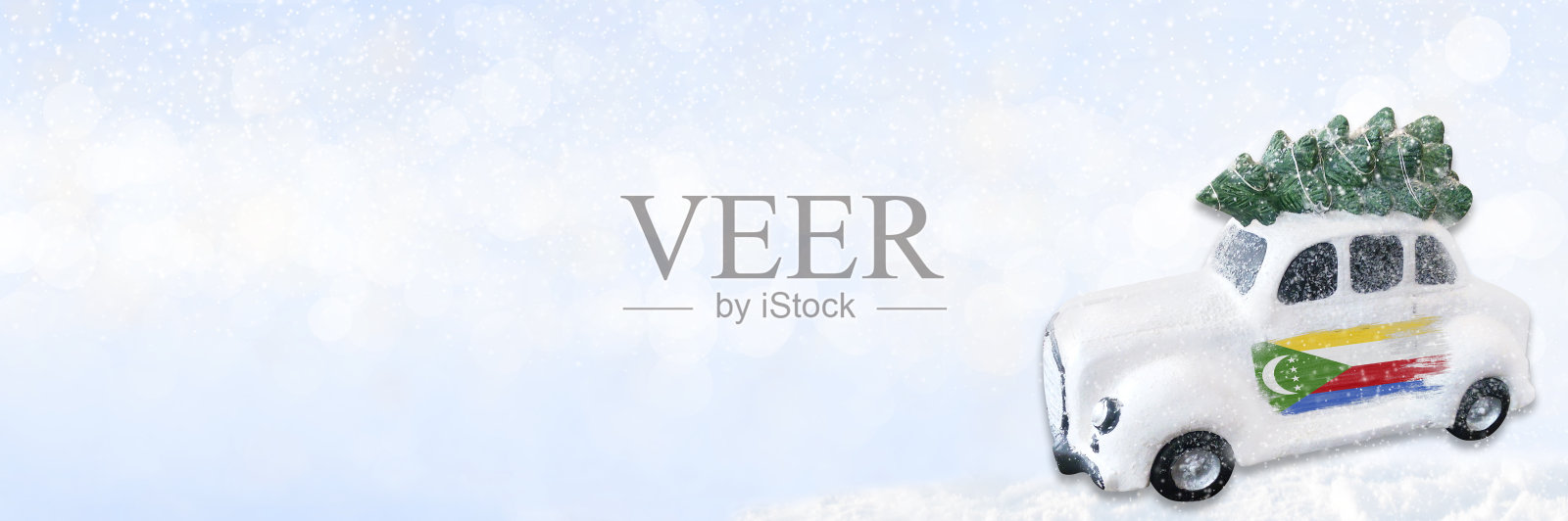 一辆挂着科摩罗国旗的小型白色圣诞车。照片摄影图片